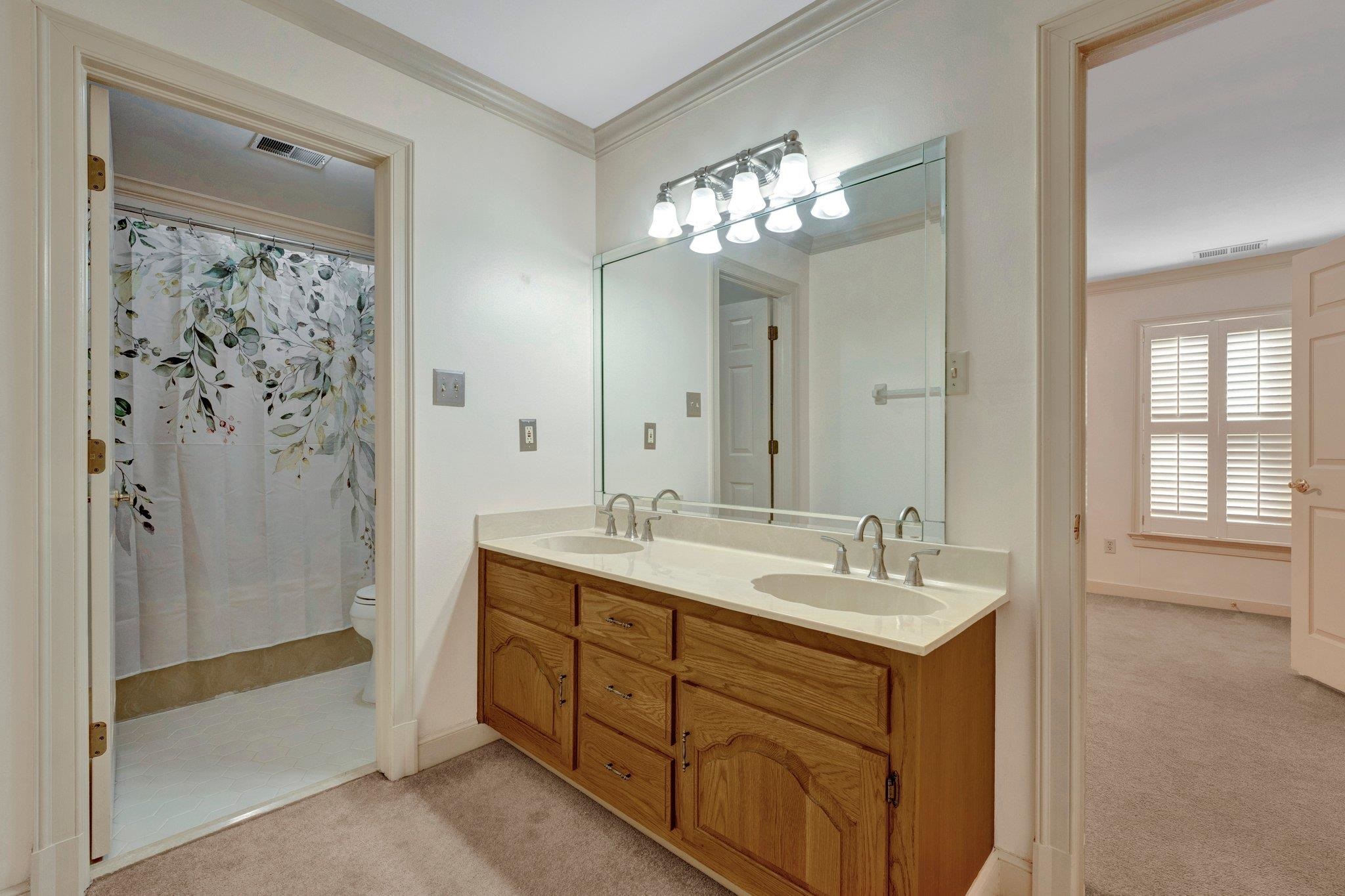 2838 E LEVEE OAKS DR