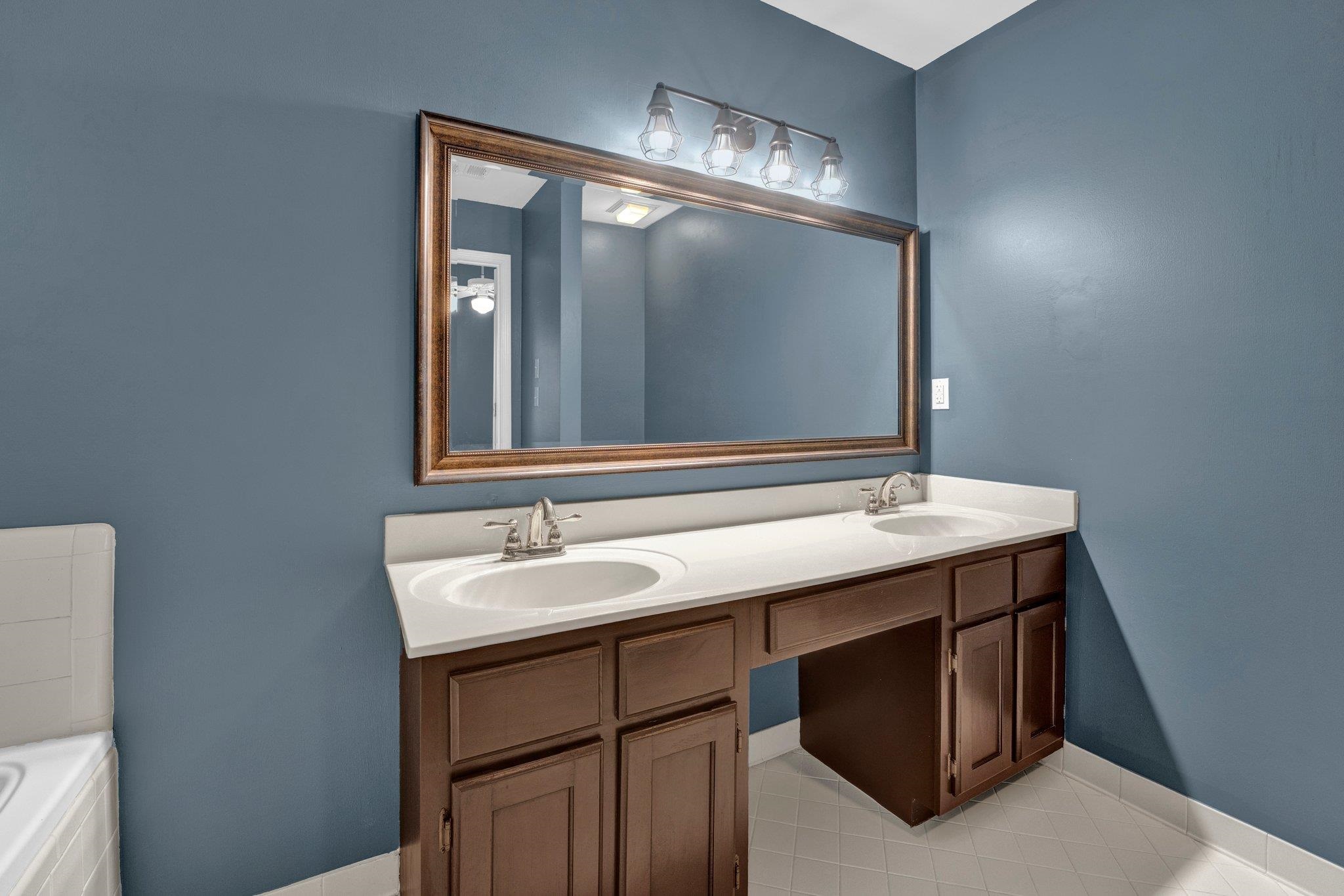 8168 WALNUT KNOLL CV