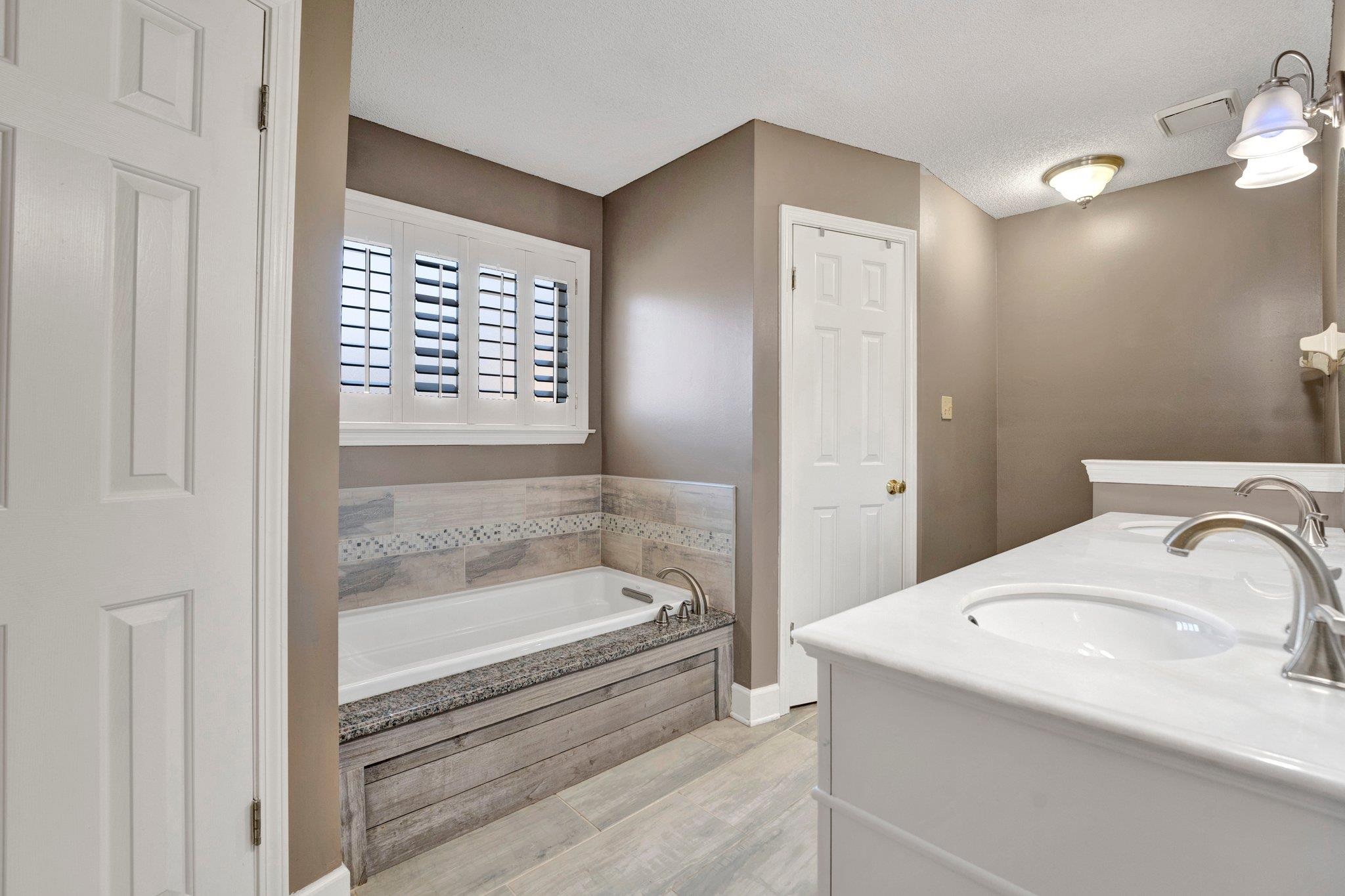 9652 MEADOW GREEN CV