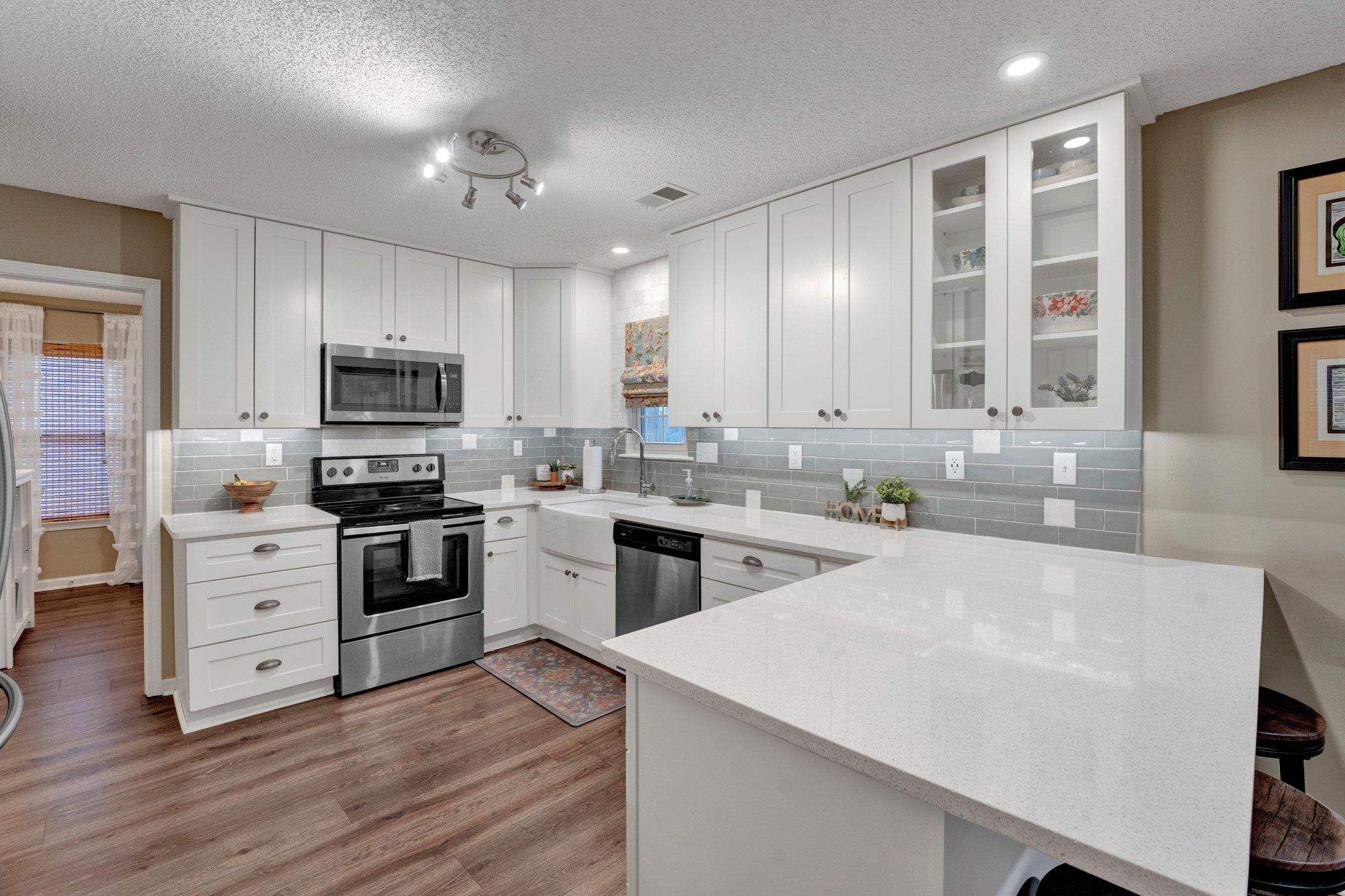 60 ANITA DR