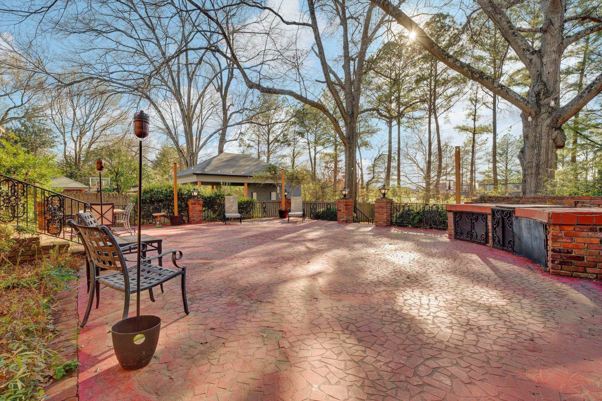 1089 OAK RIDGE DR