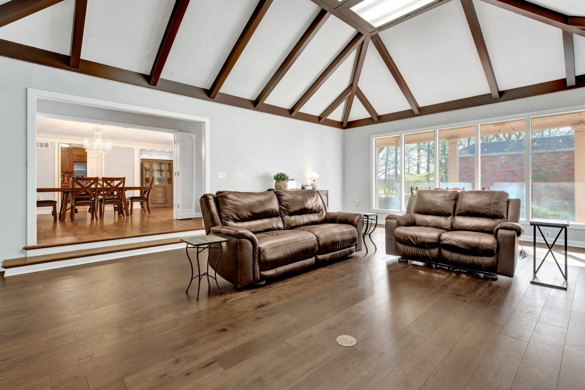1089 OAK RIDGE DR