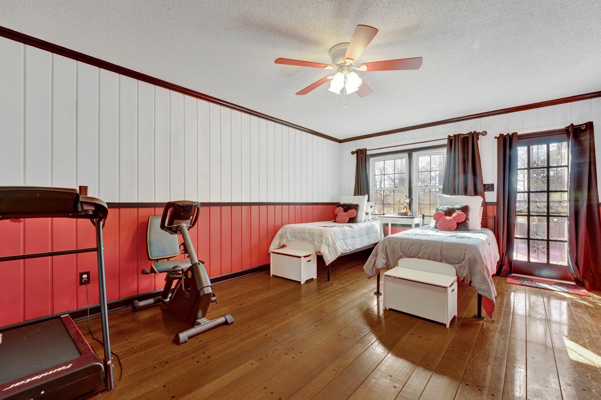 1089 OAK RIDGE DR
