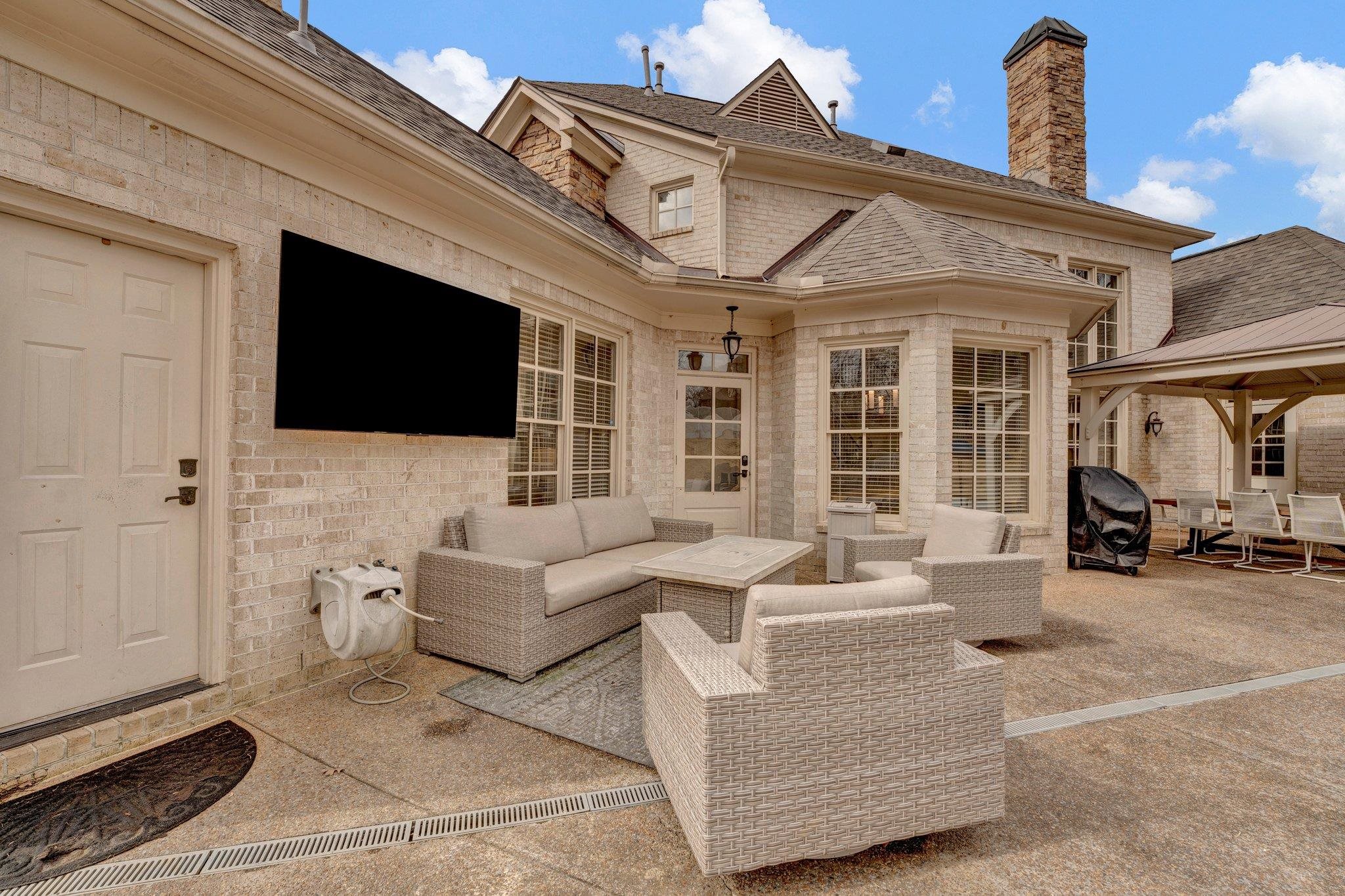 3930 POINTE DR