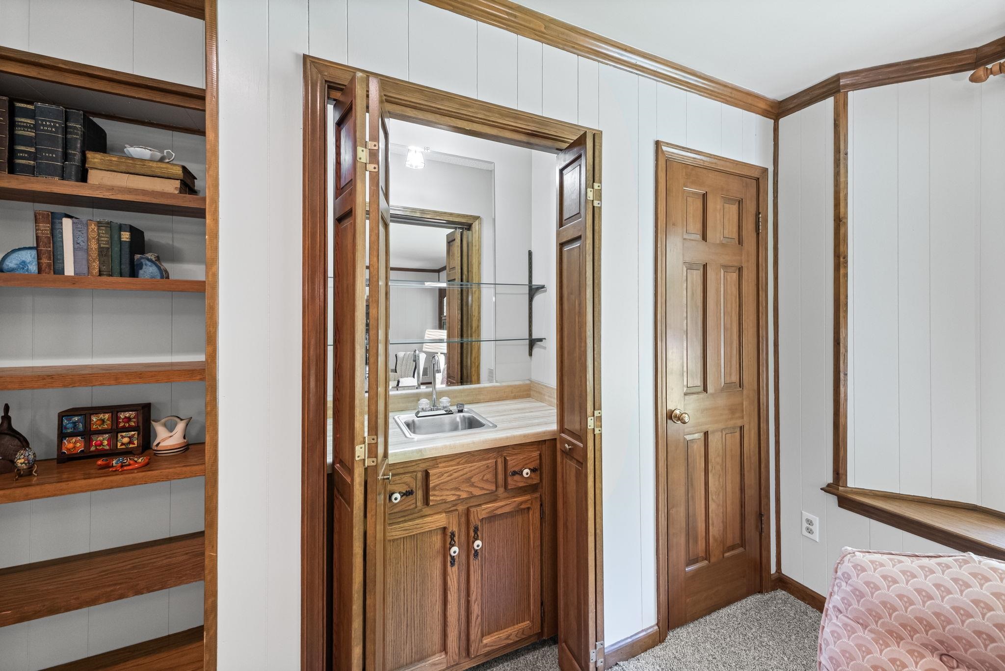 8140 HUNTERS HILL CV