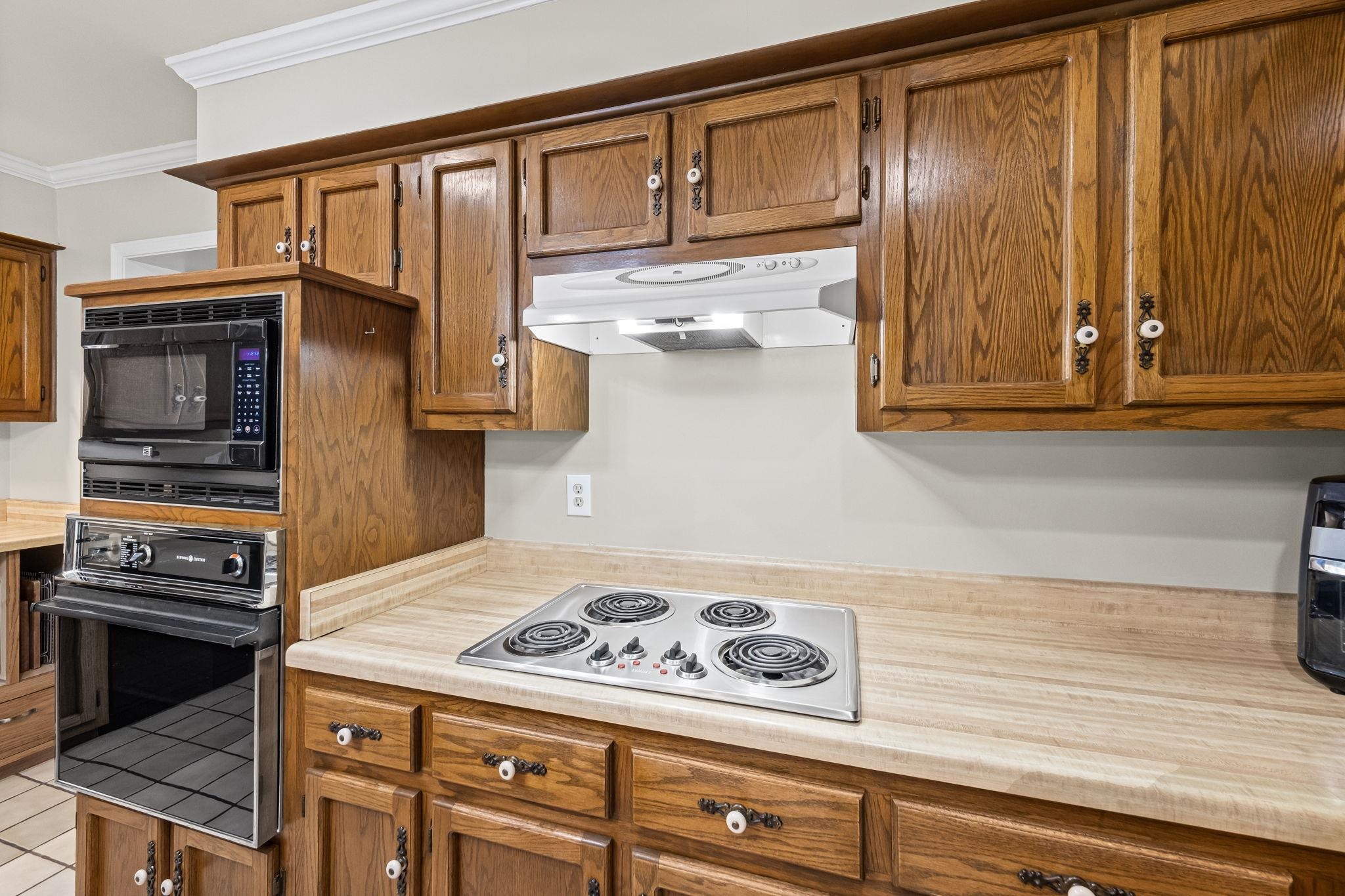 8140 HUNTERS HILL CV