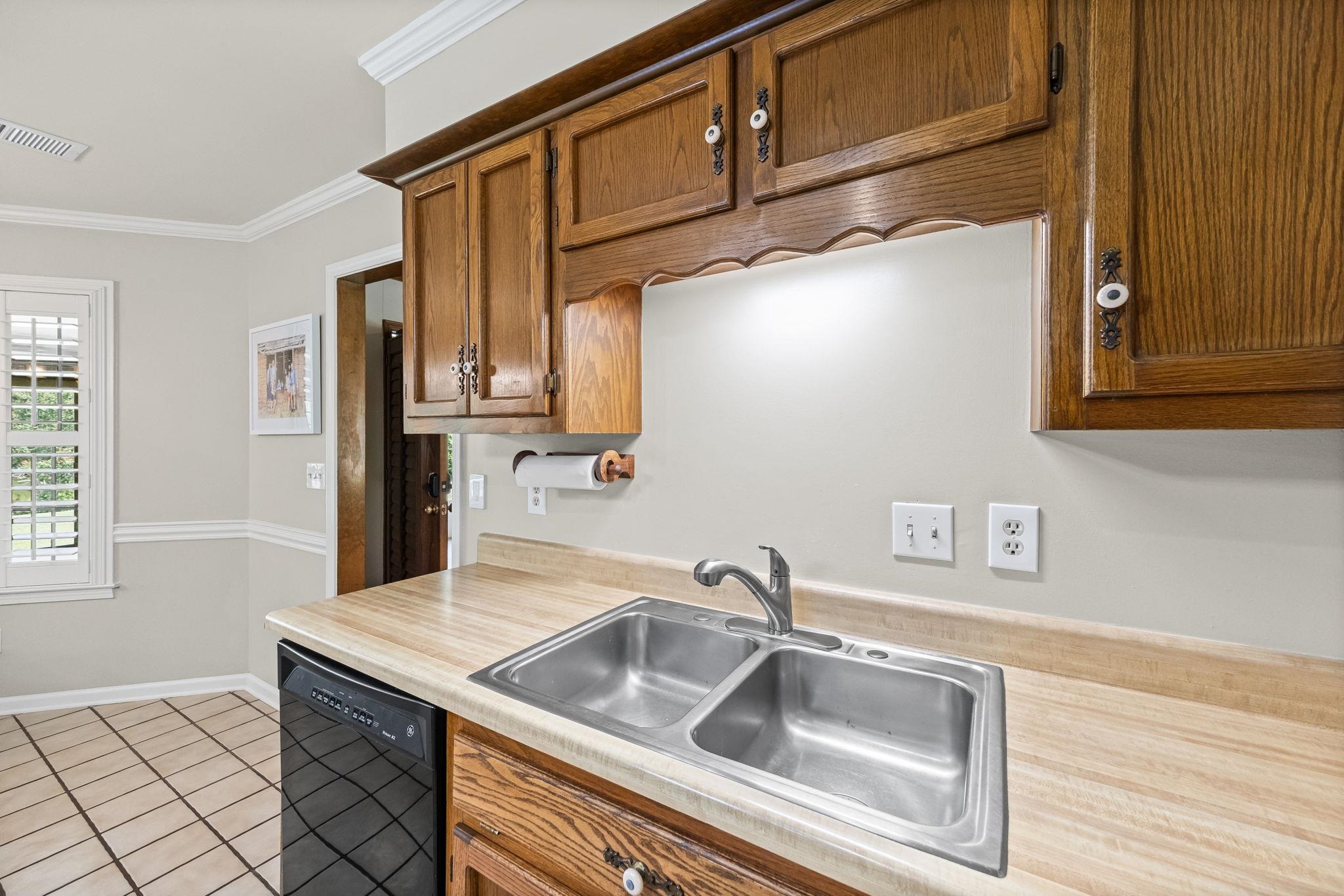 8140 HUNTERS HILL CV