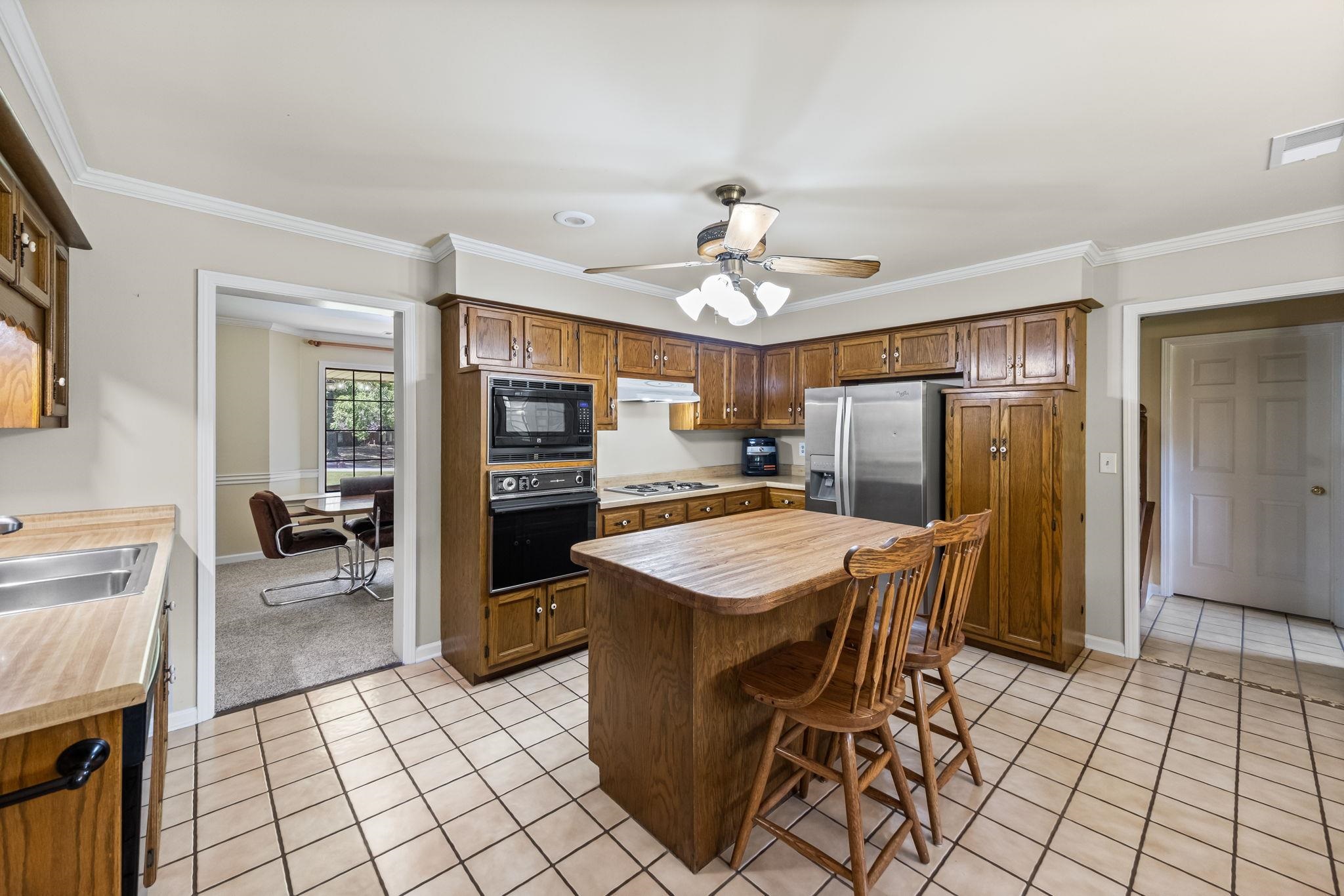 8140 HUNTERS HILL CV