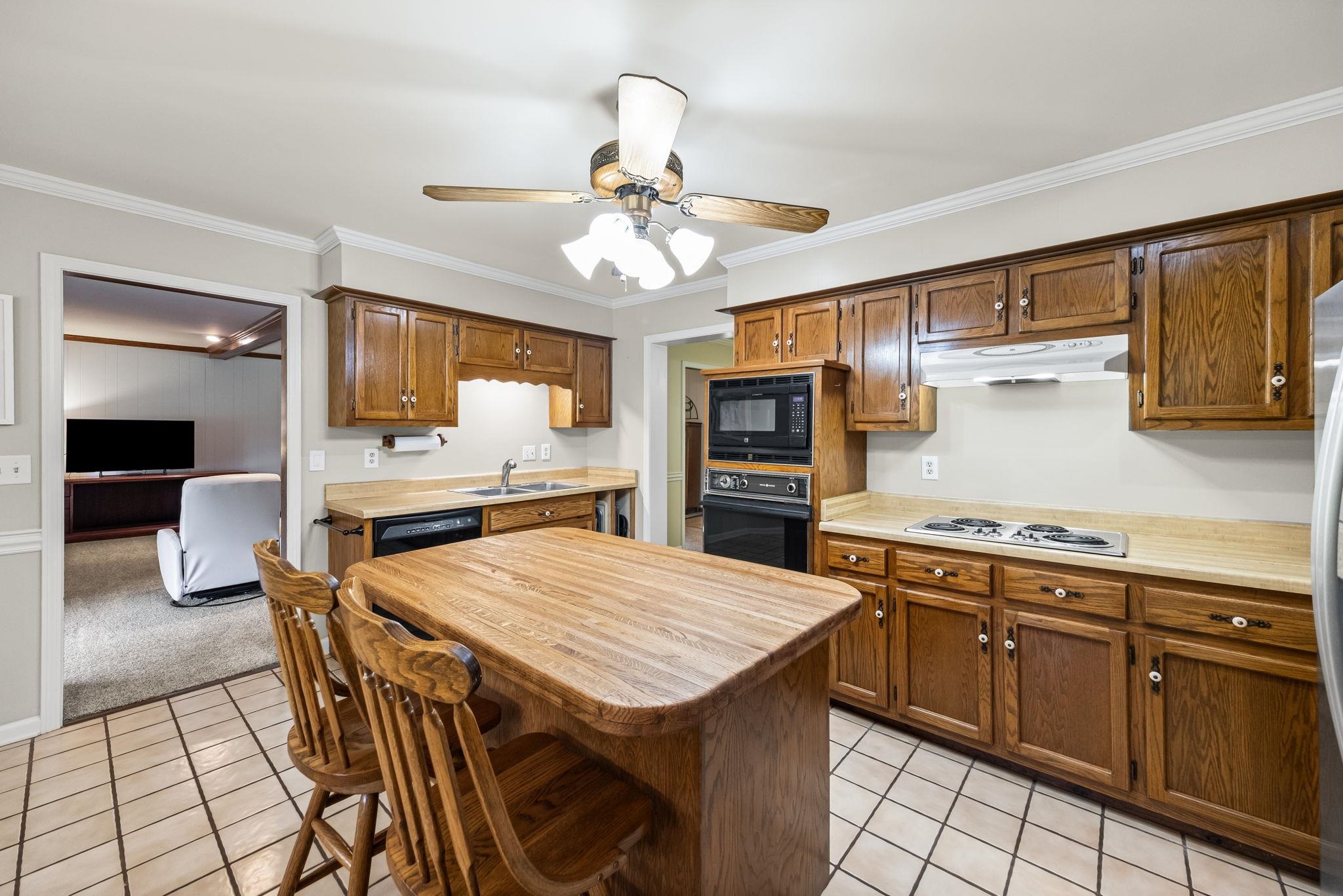 8140 HUNTERS HILL CV