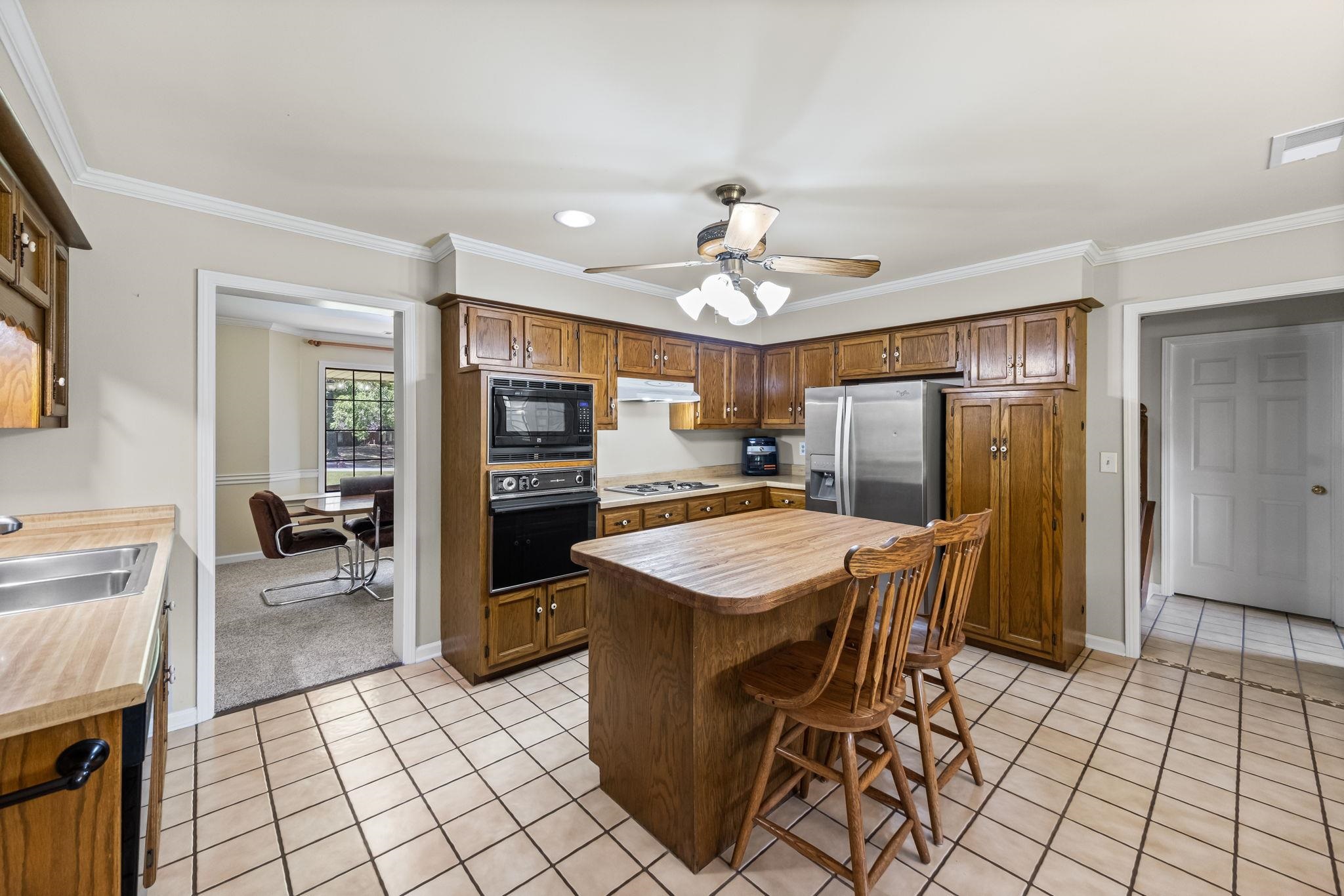 8140 HUNTERS HILL CV