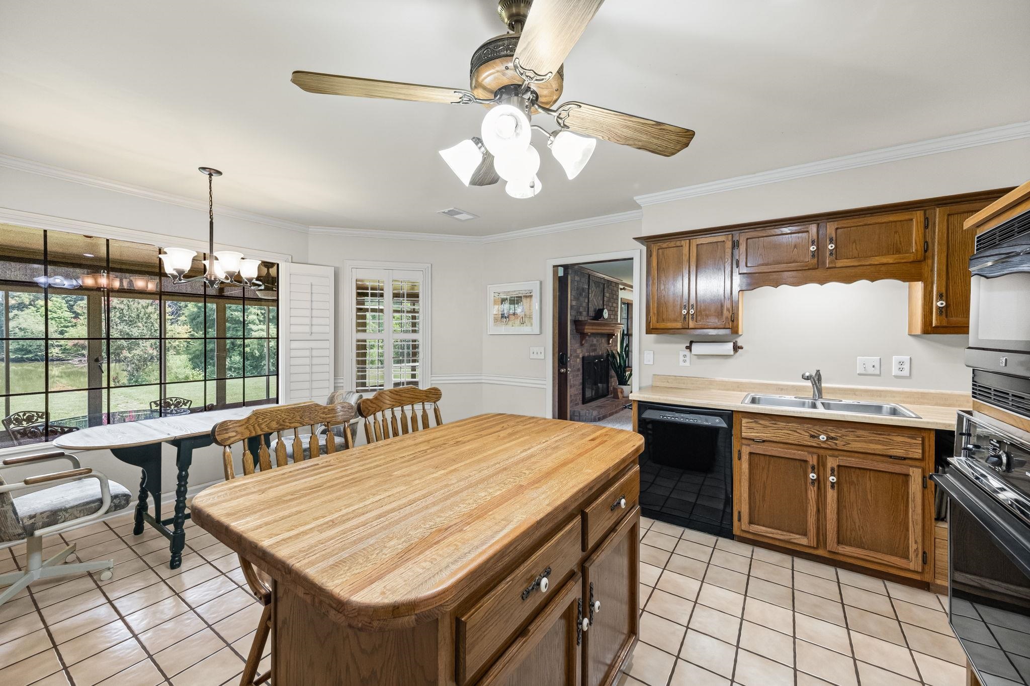 8140 HUNTERS HILL CV