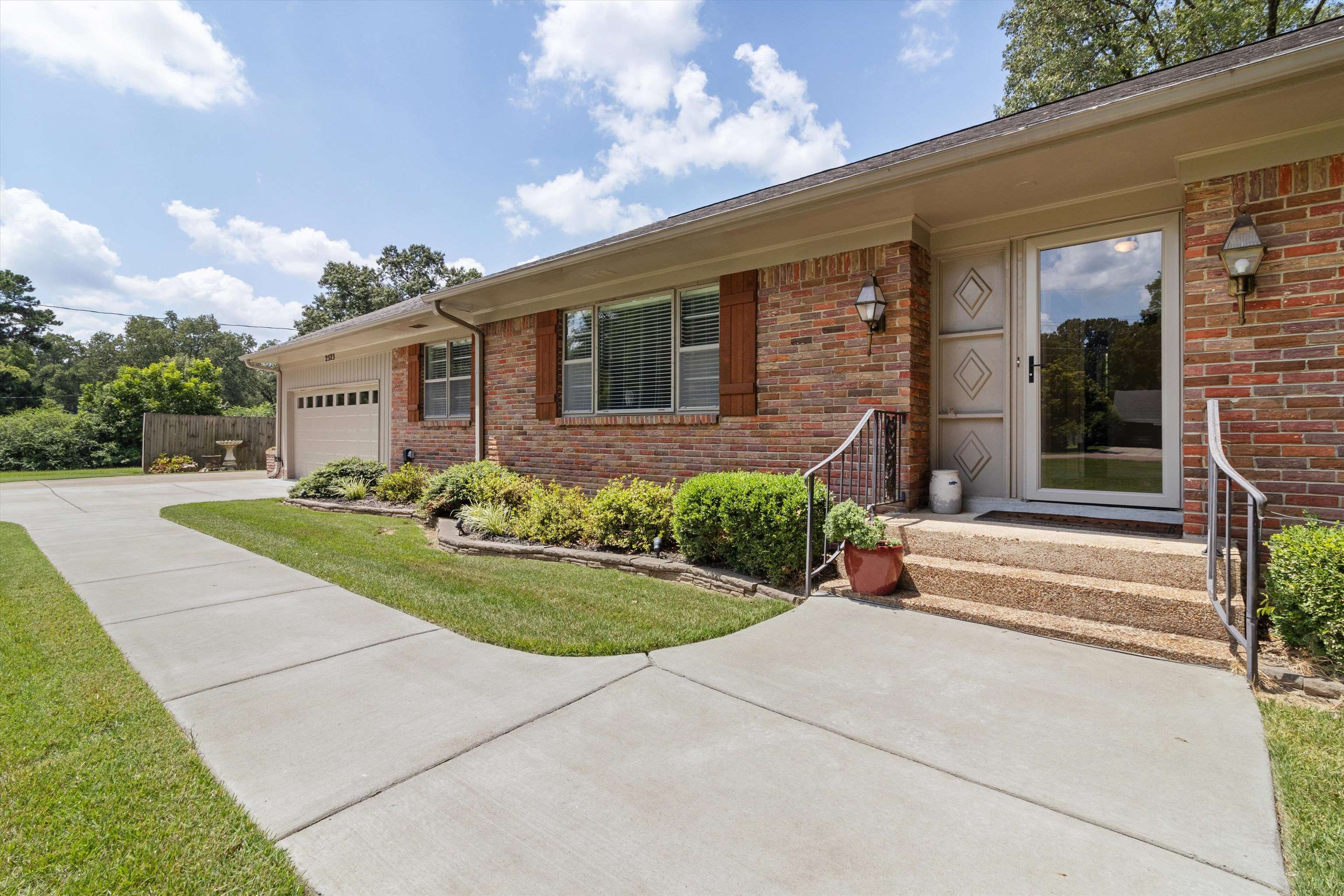 2523 E HAWTHORNE RD E