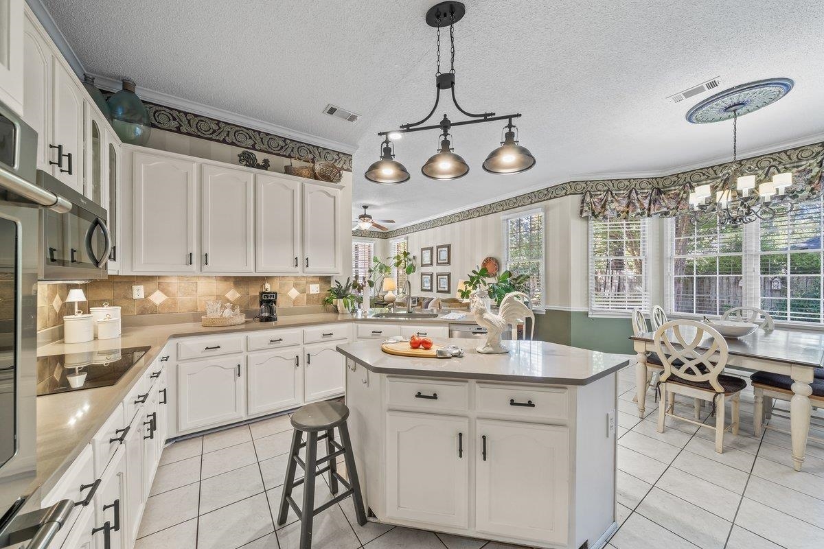 8401 KINGS TRAIL CV