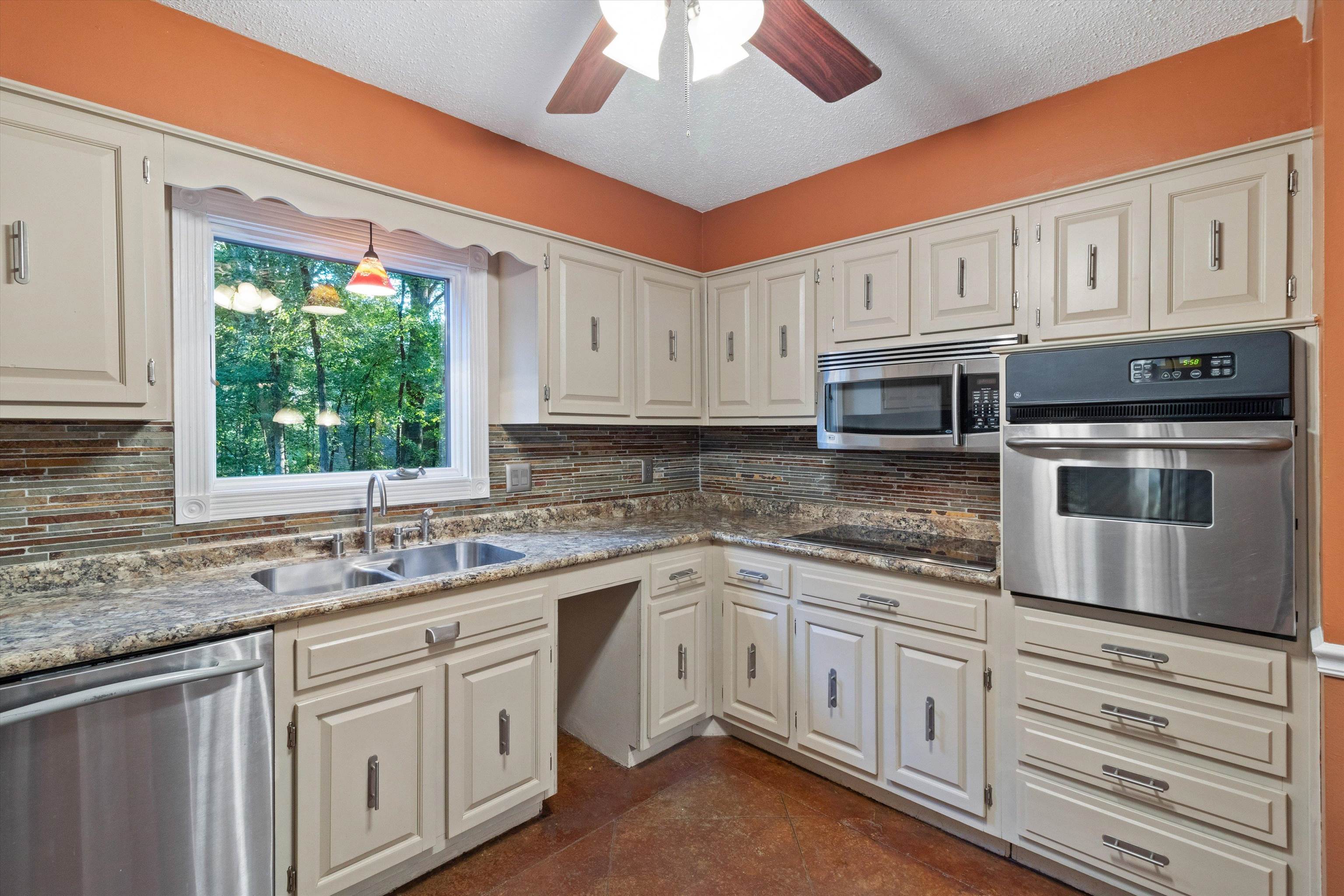 8437 REMBROOK DR