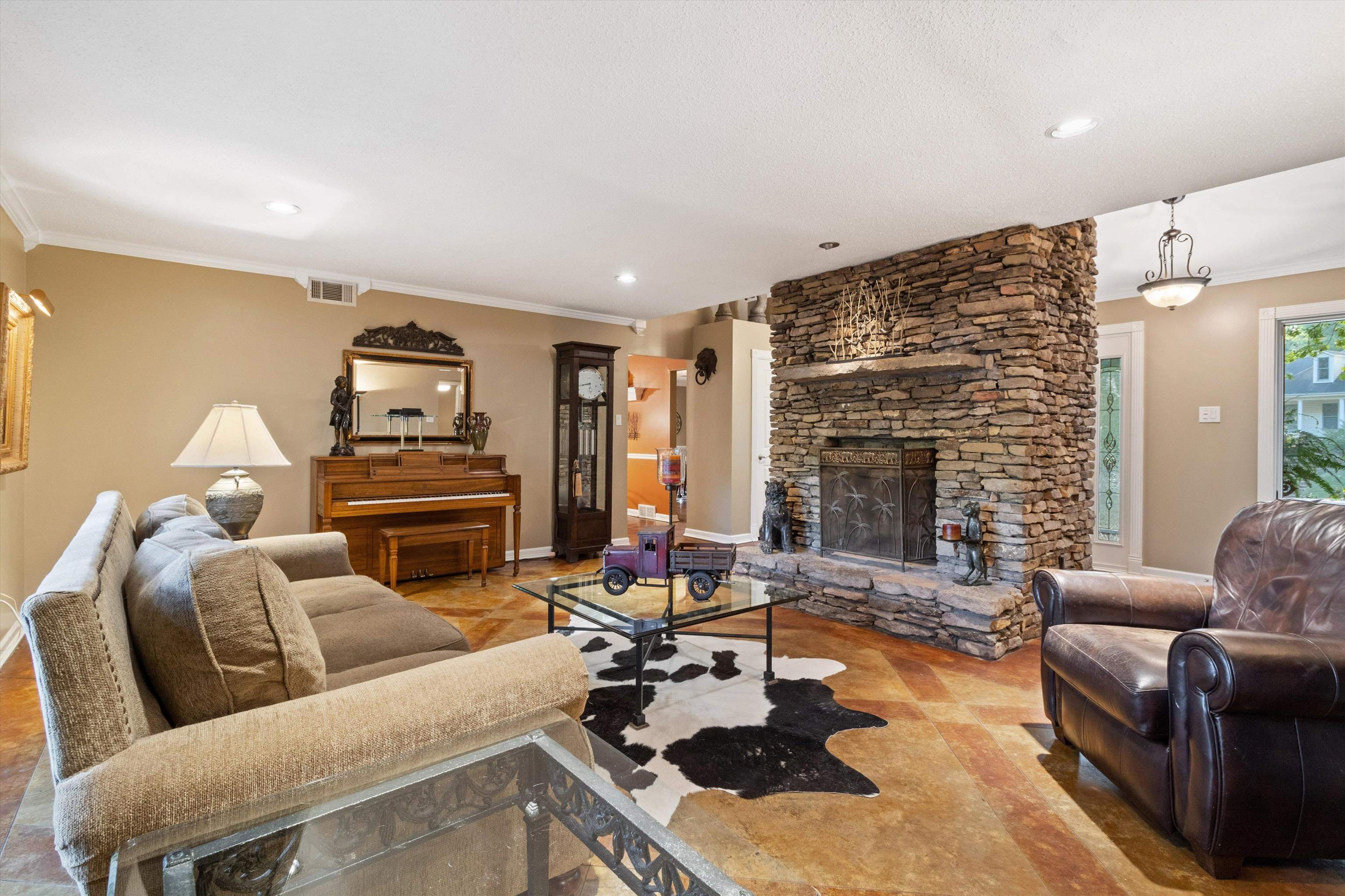 8437 REMBROOK DR