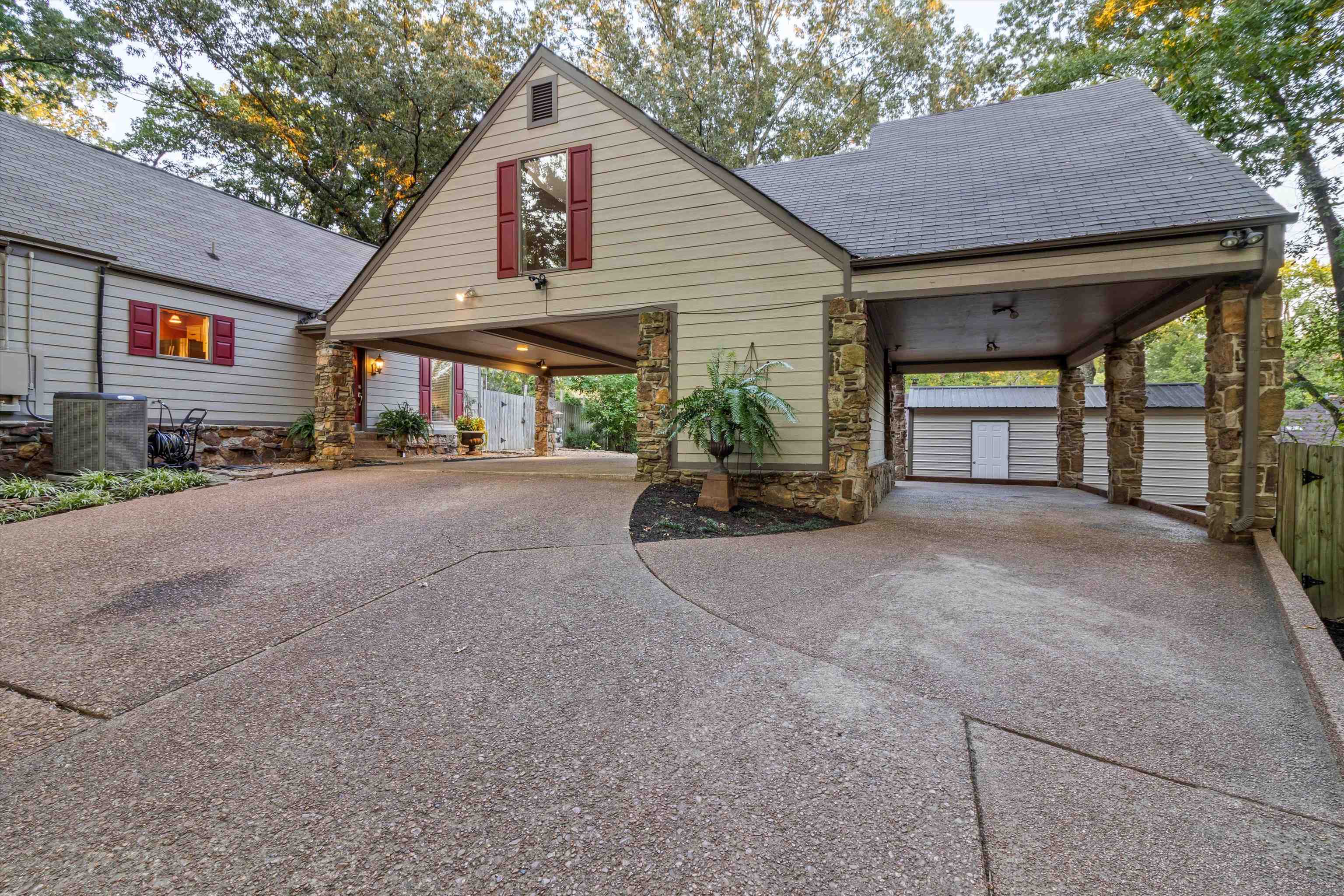 8437 REMBROOK DR
