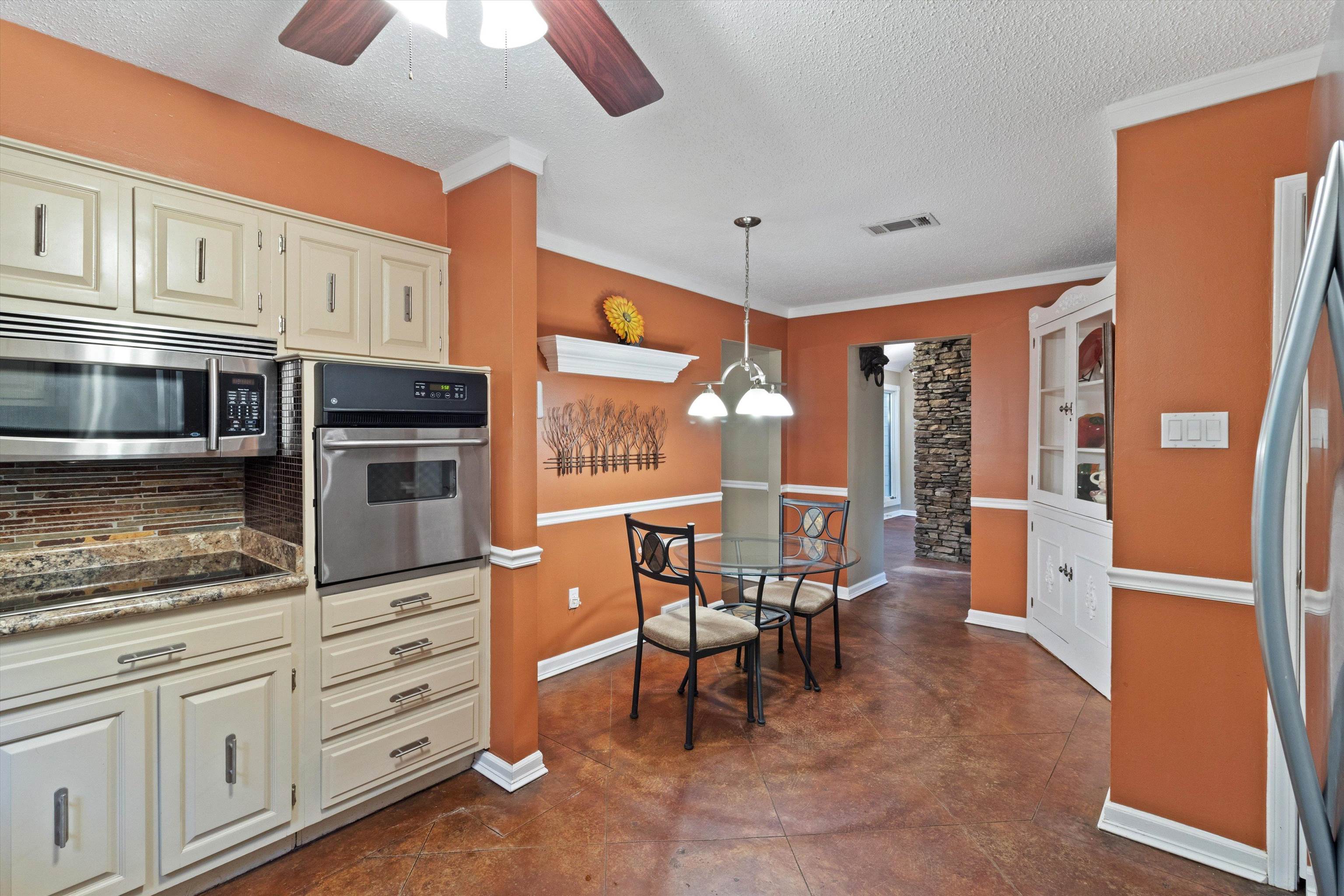 8437 REMBROOK DR