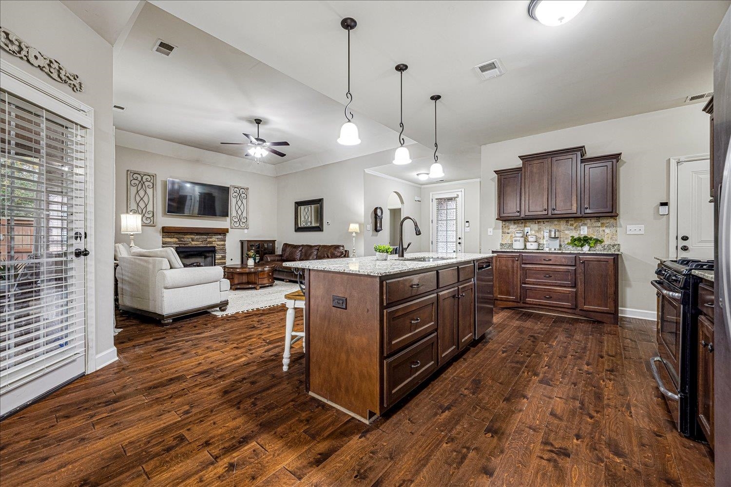 6240 CREEKSIDE LAKE DR