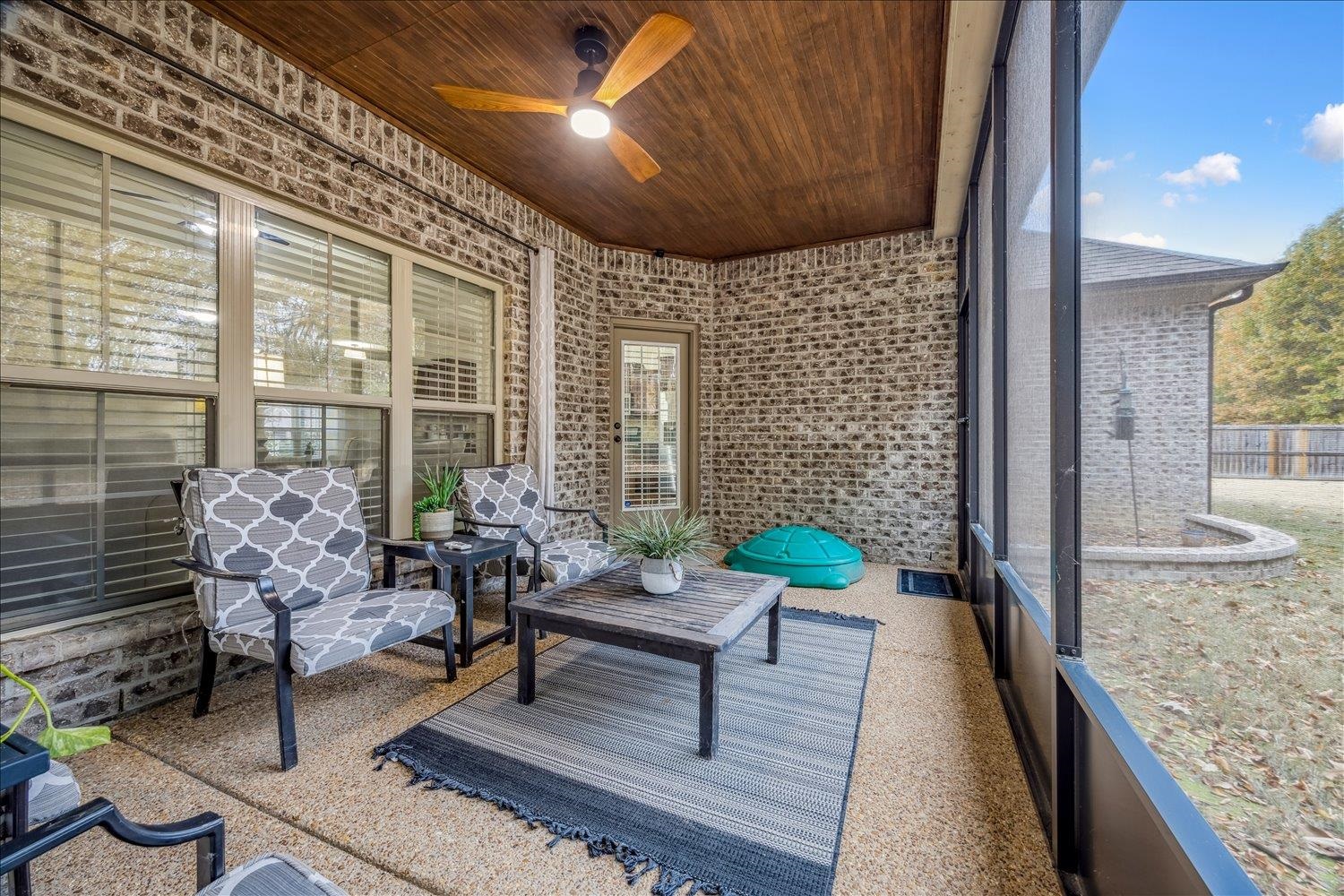 6240 CREEKSIDE LAKE DR