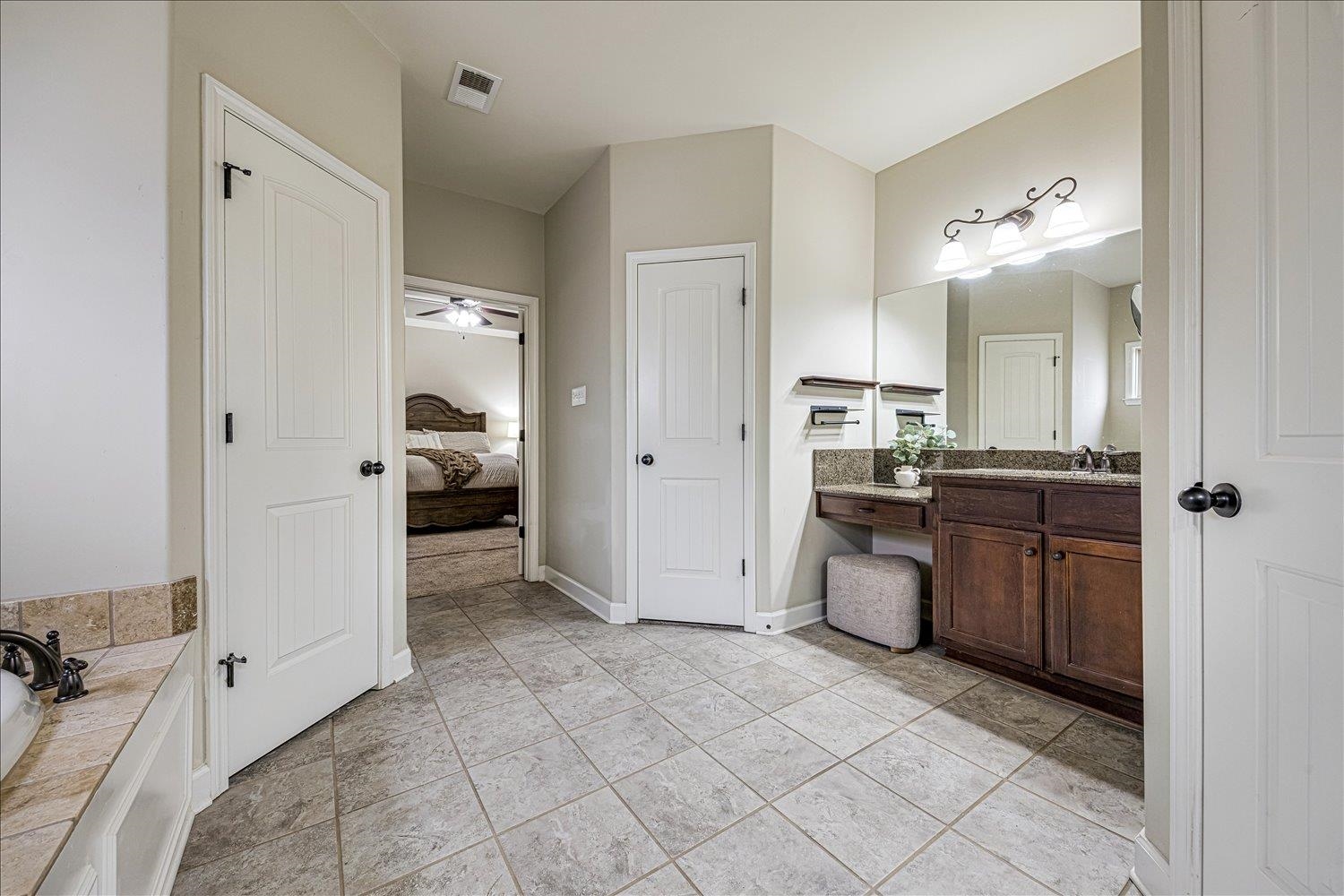 6240 CREEKSIDE LAKE DR