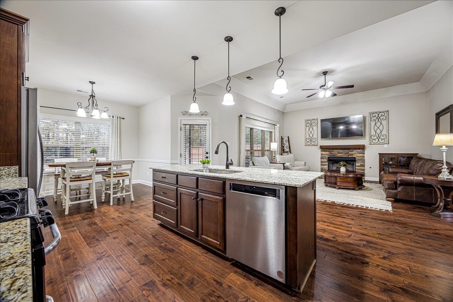 6240 CREEKSIDE LAKE DR