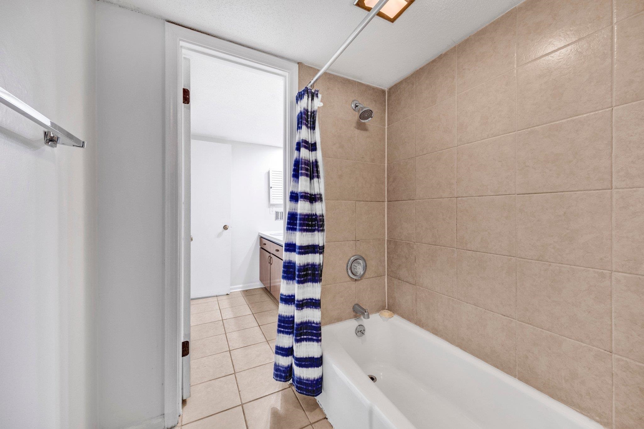 5906 NOYES CT Unit: 4