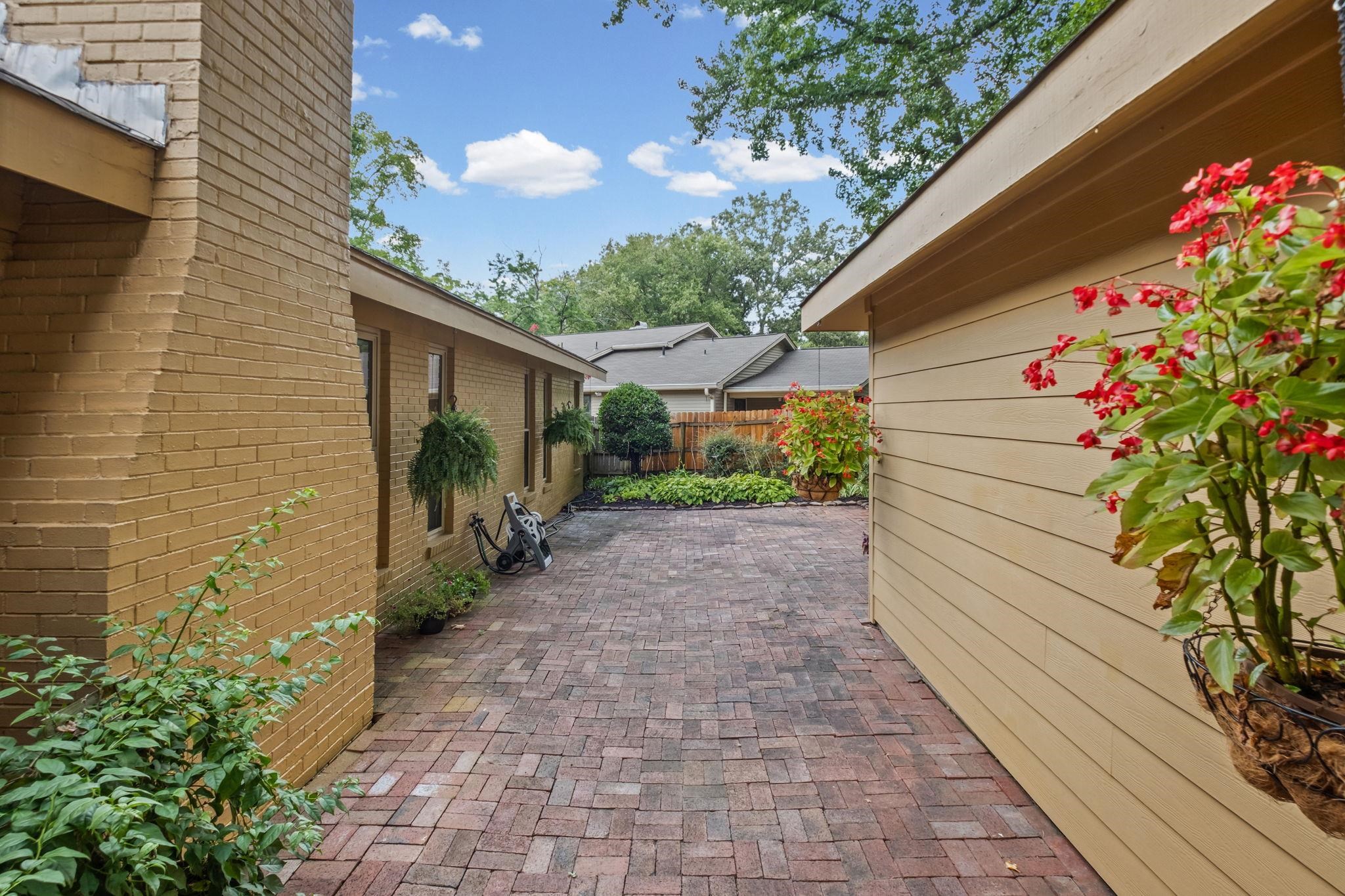 2174 MONTEGO DR