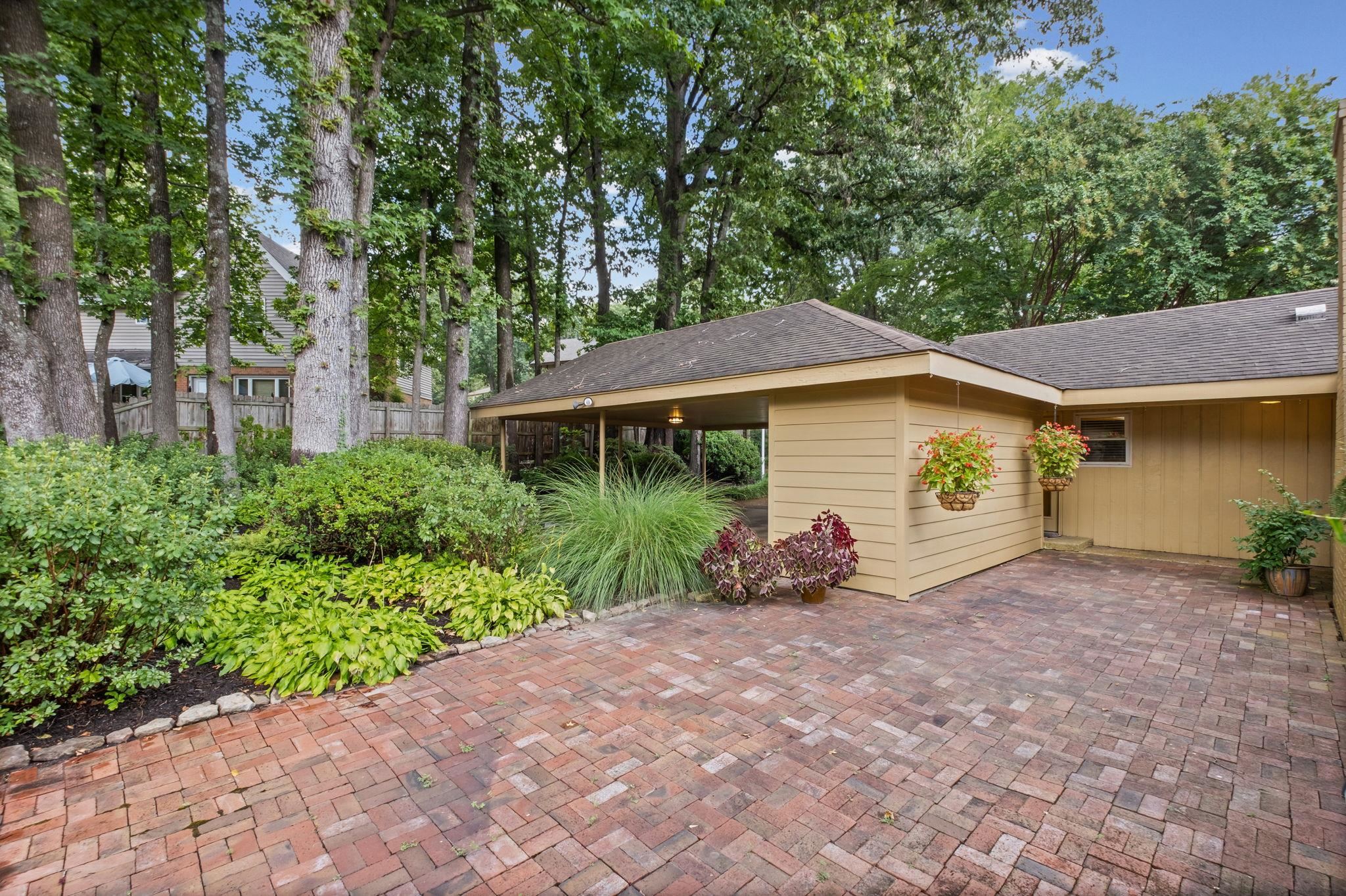 2174 MONTEGO DR