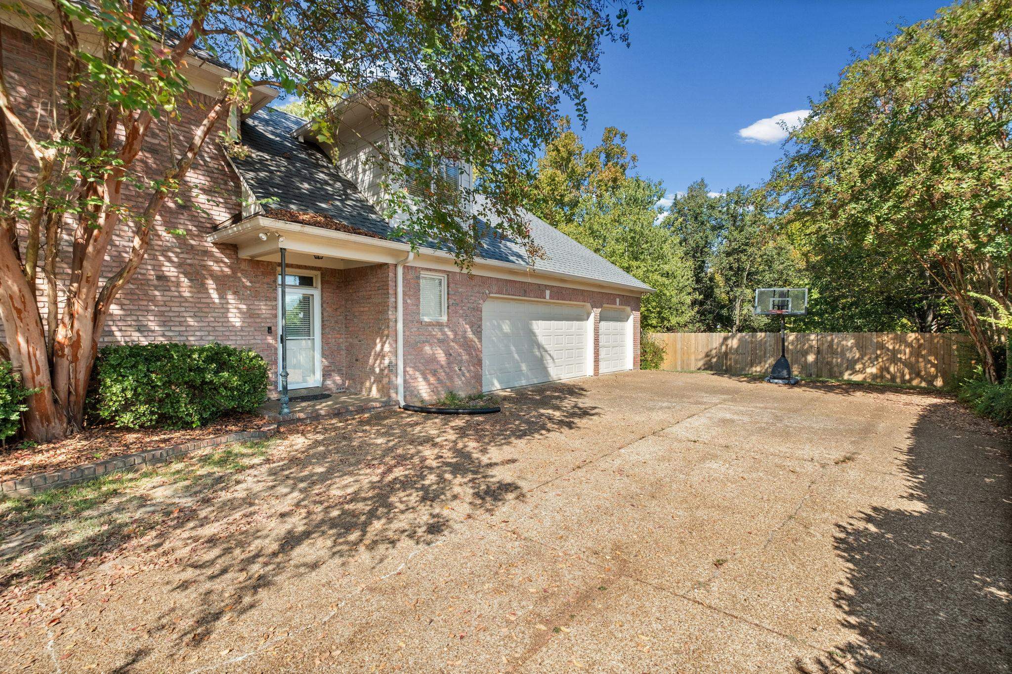 1419 RED BEND CV
