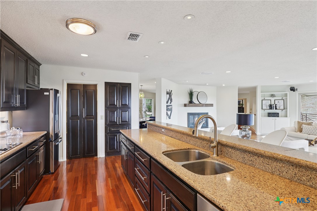 714 Starcrest
