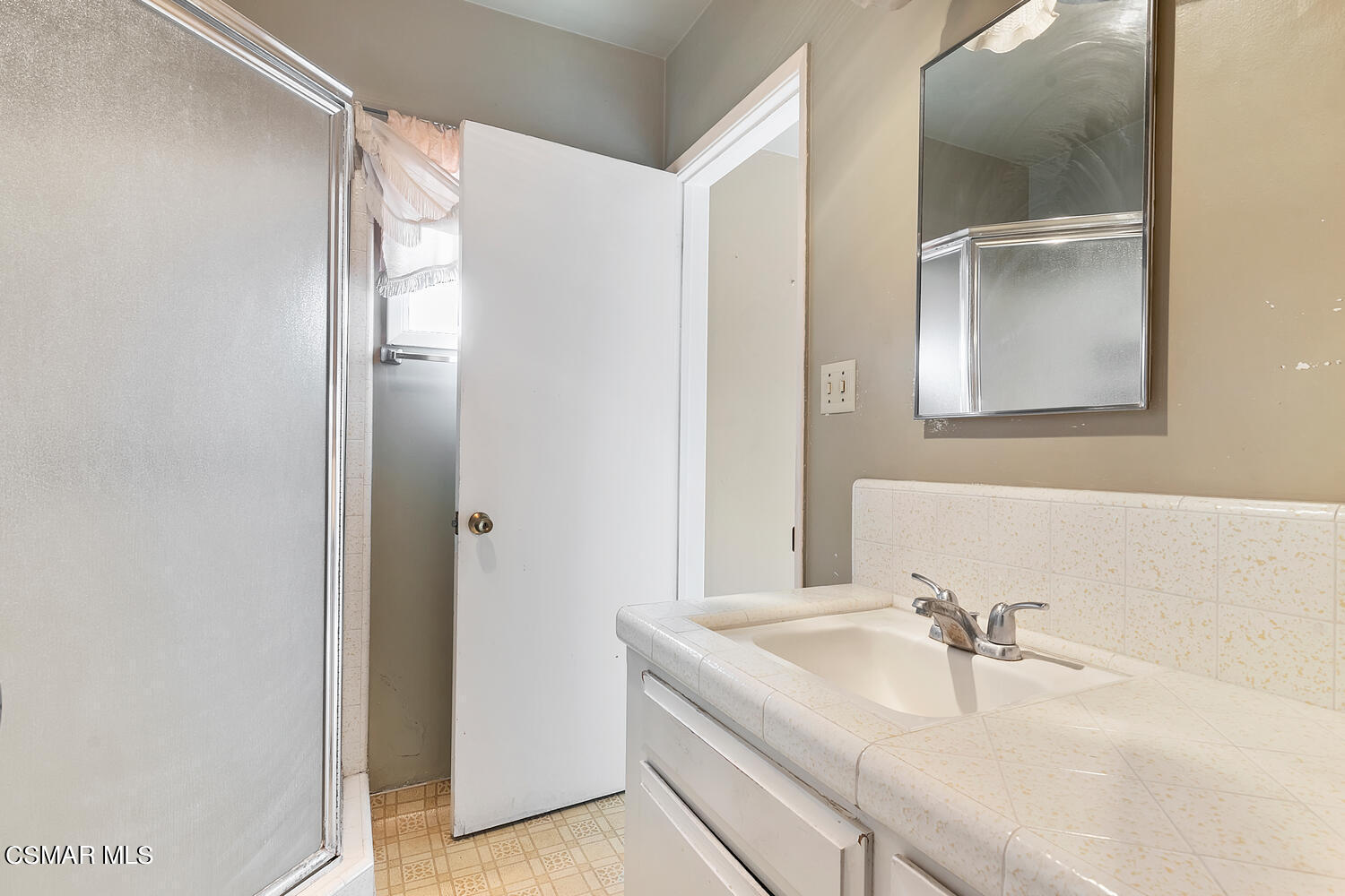 11712 N Circle Drive