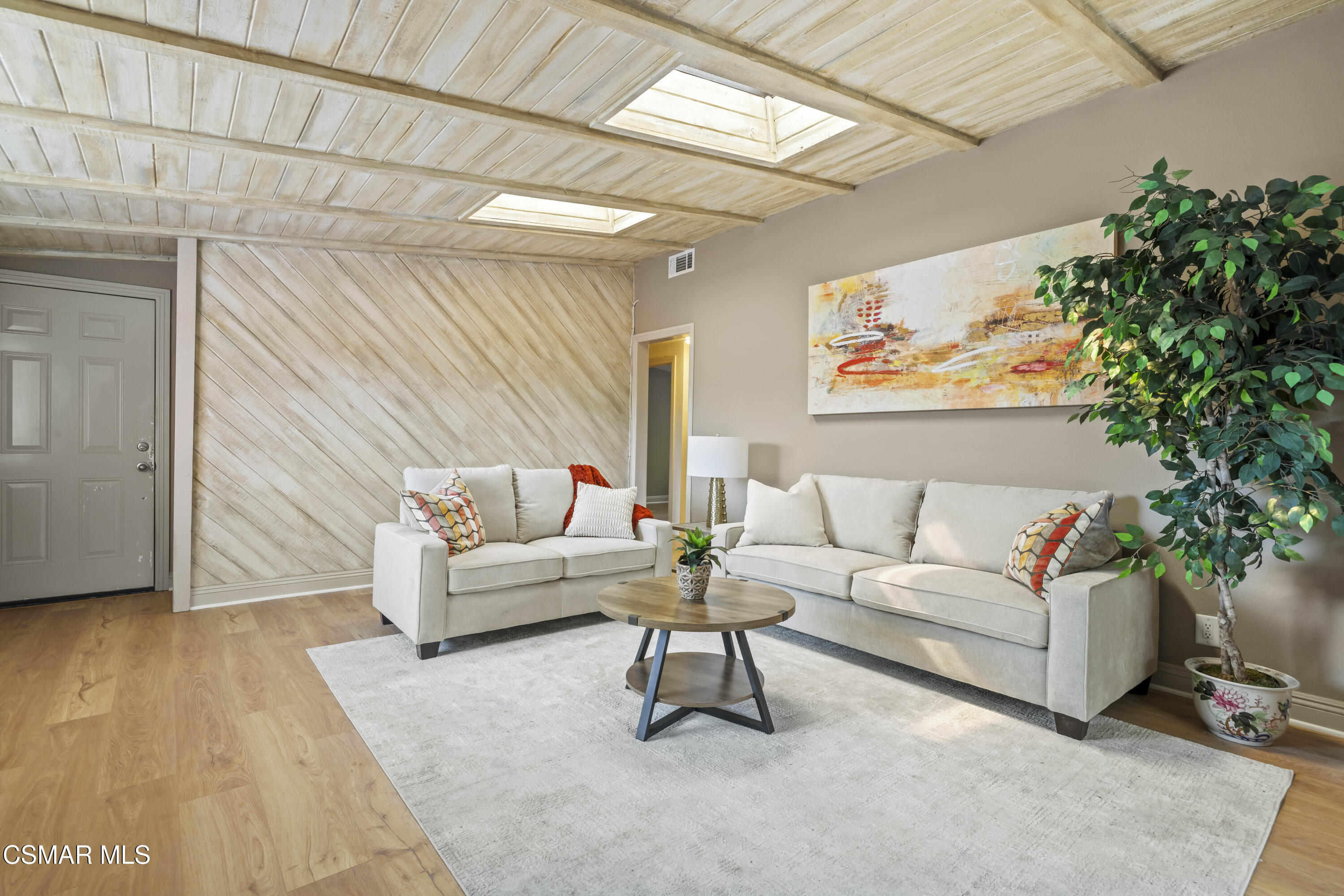 865 E Hillcrest Drive