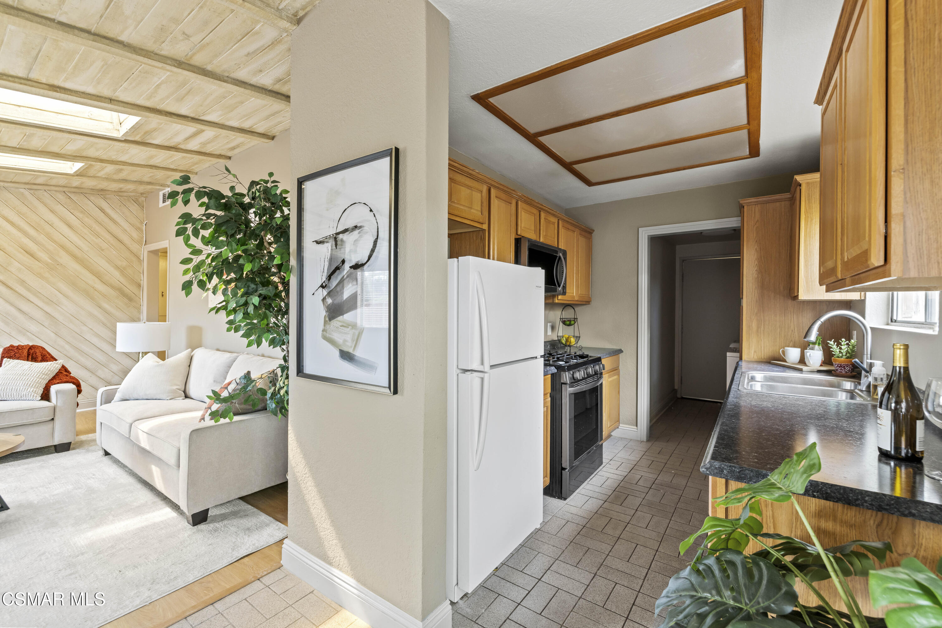 865 E Hillcrest Drive