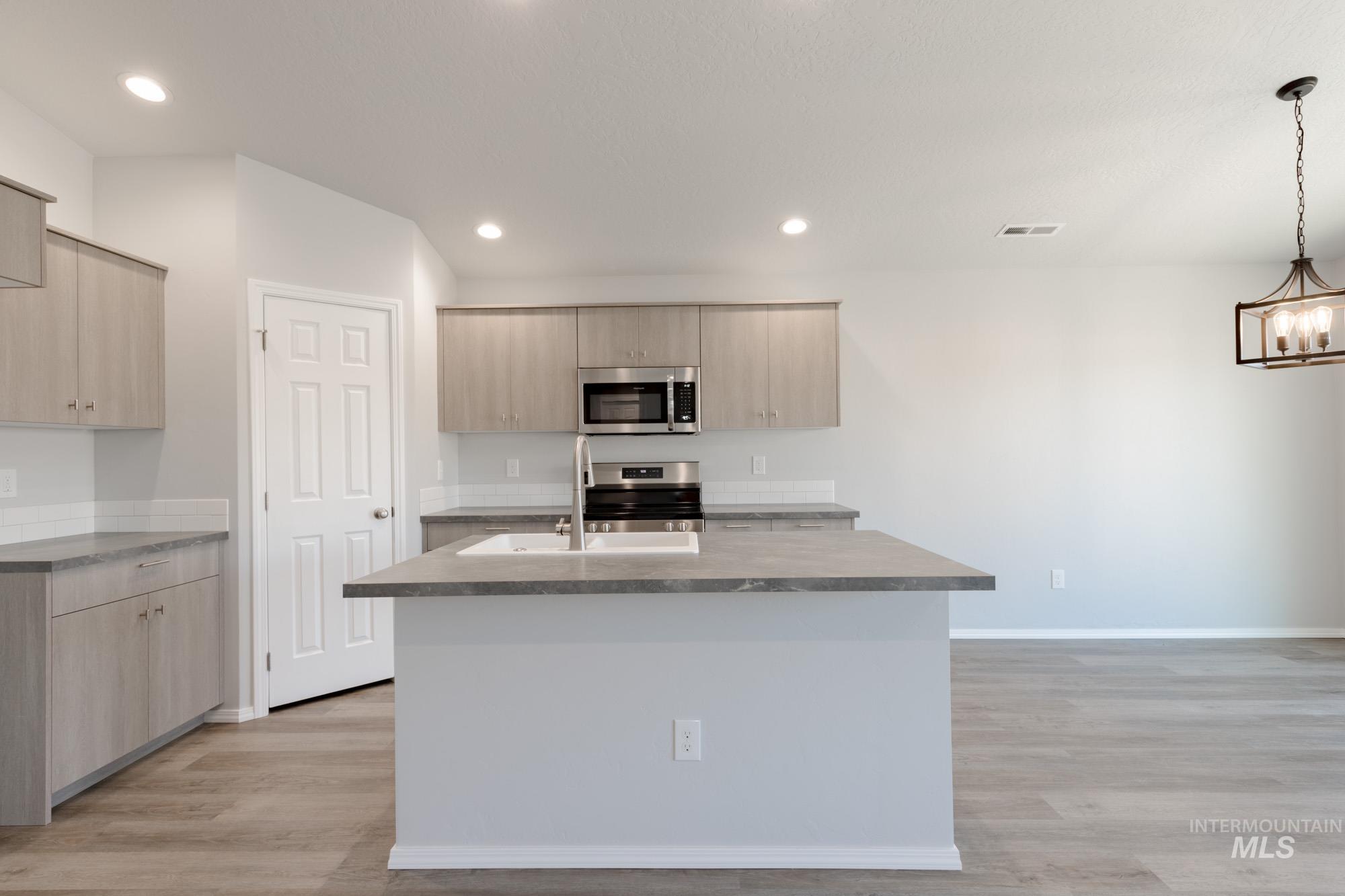 1081 Quartzite Ave