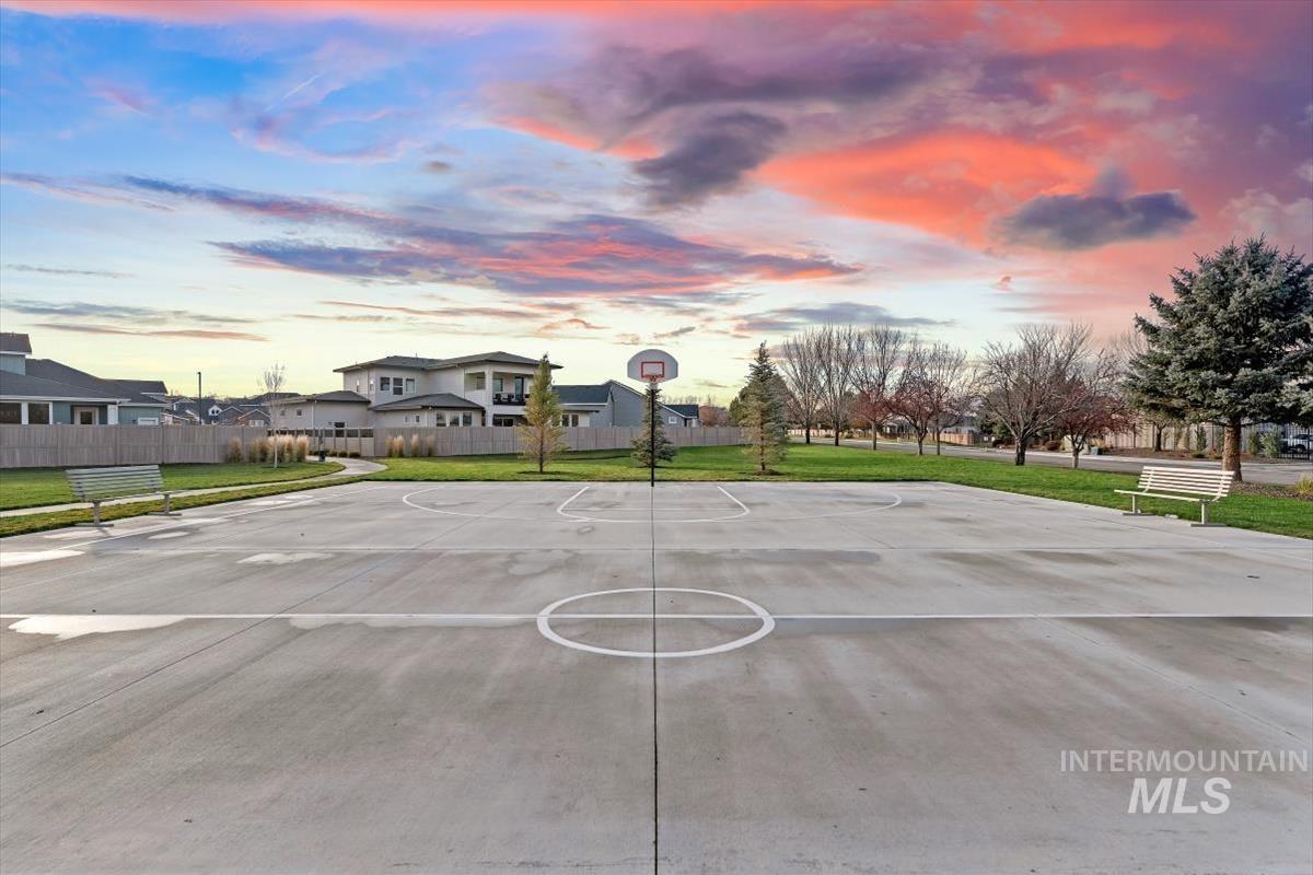 2093 E Lodge Trail Dr