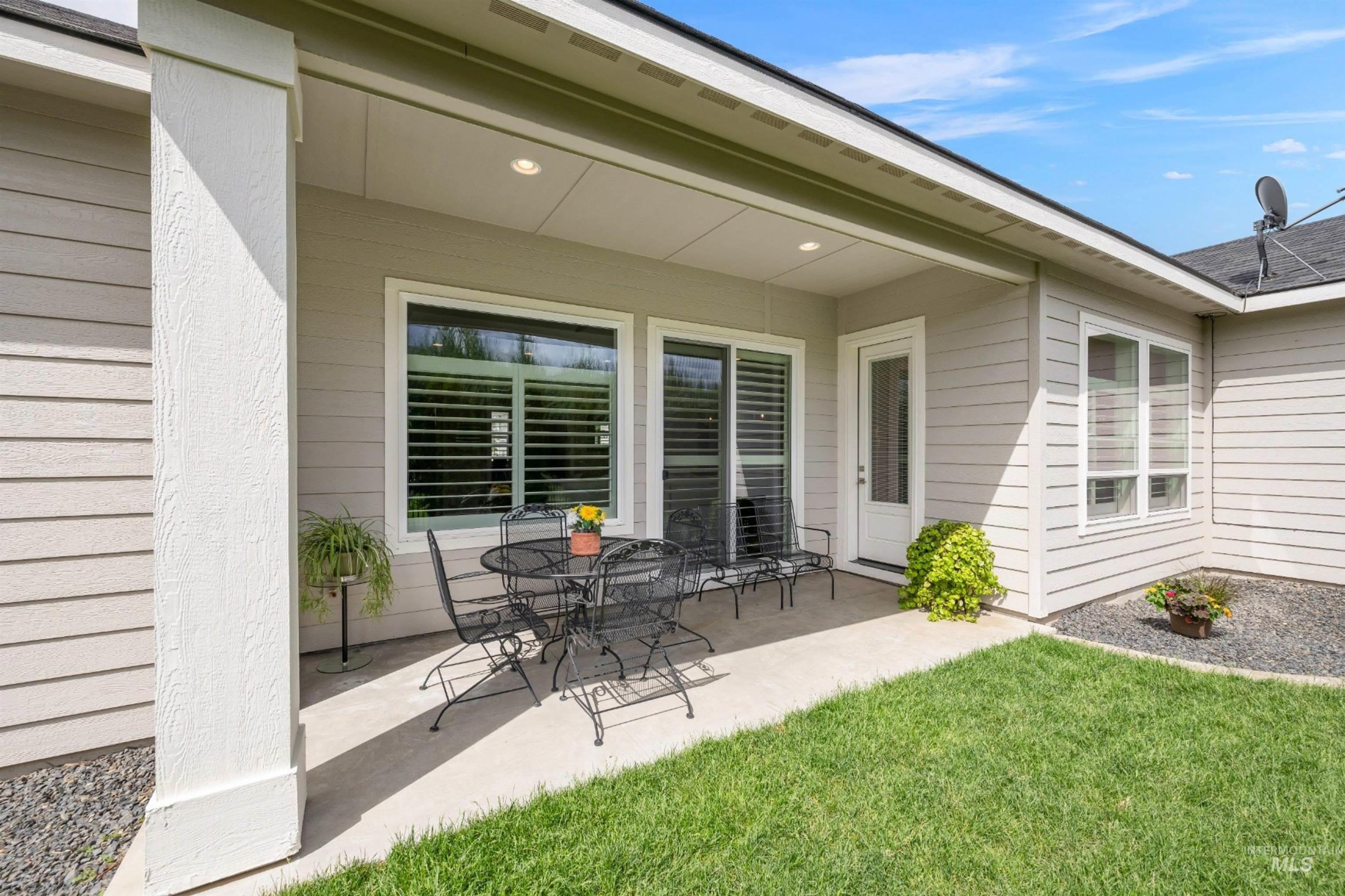 1071 W Rose Quartz St