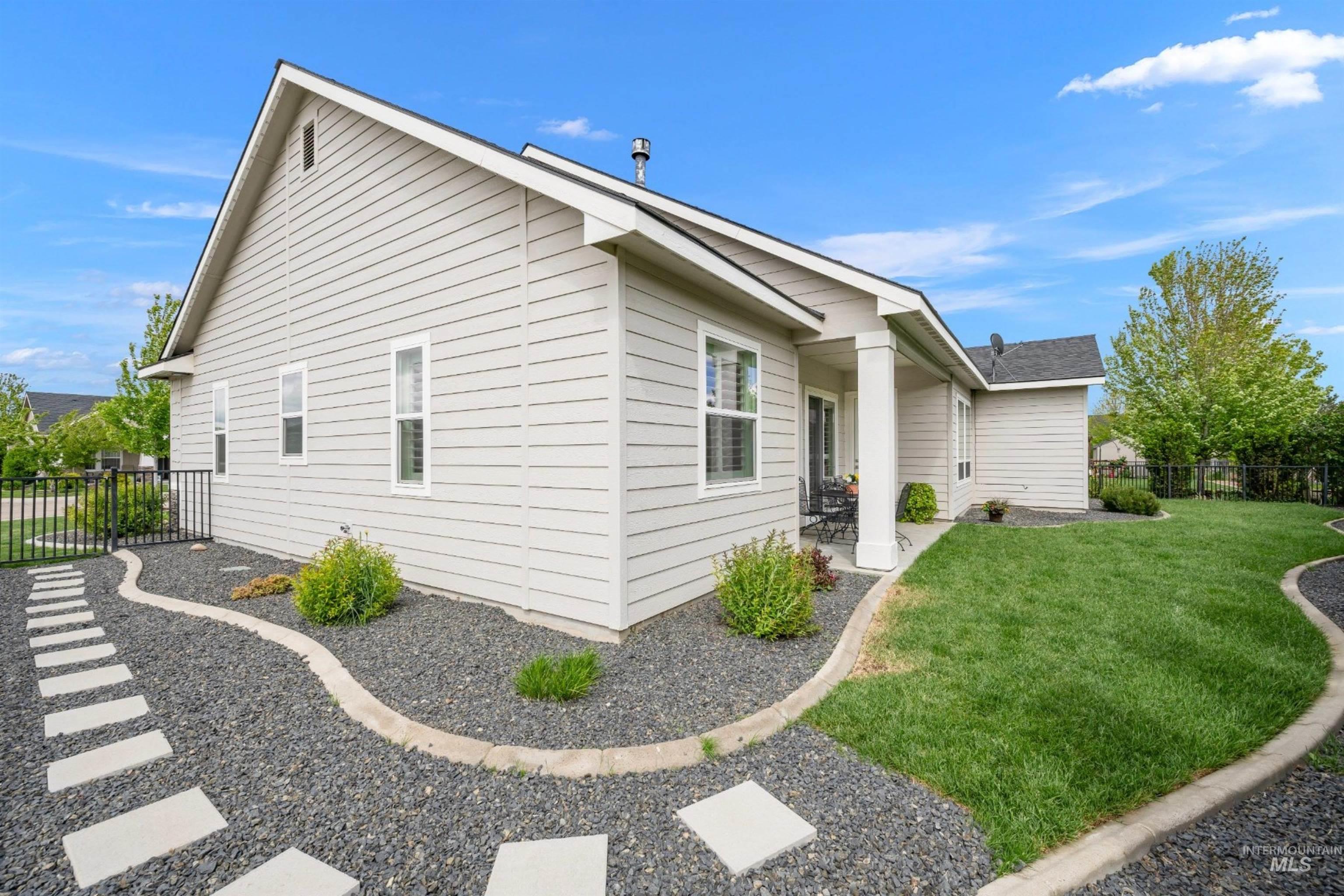 1071 W Rose Quartz St