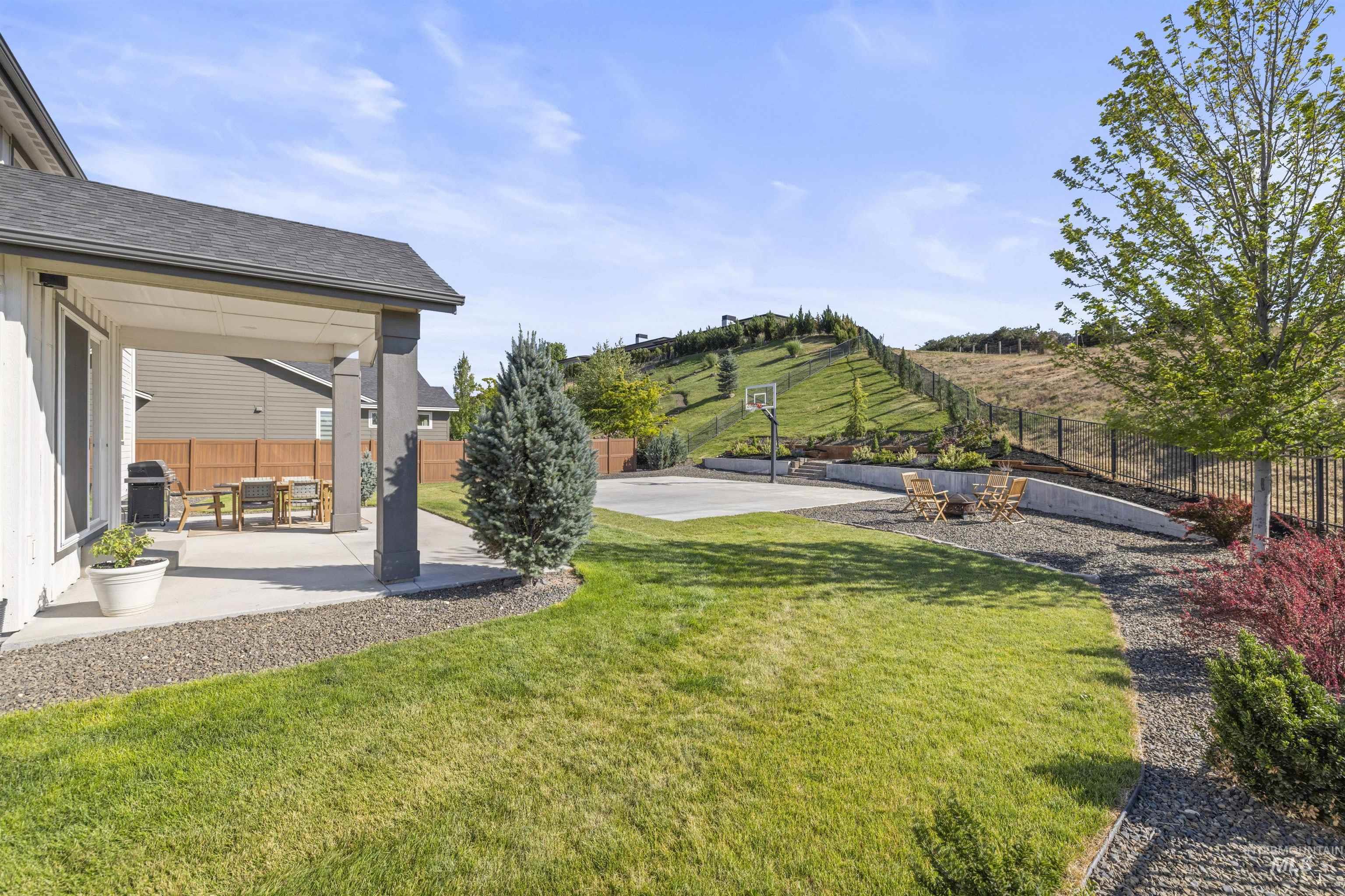 2043 E Lodge Trail Dr