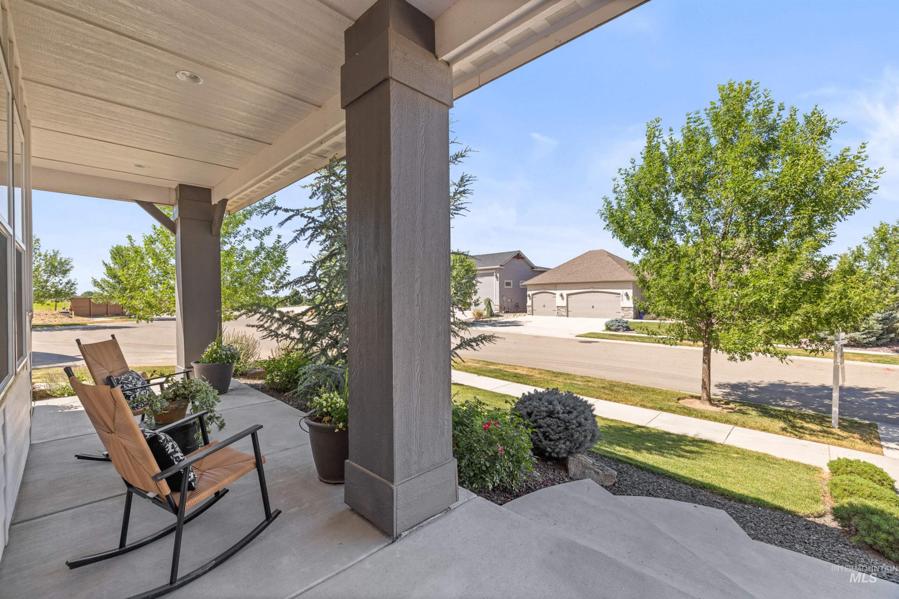 2043 E Lodge Trail Dr