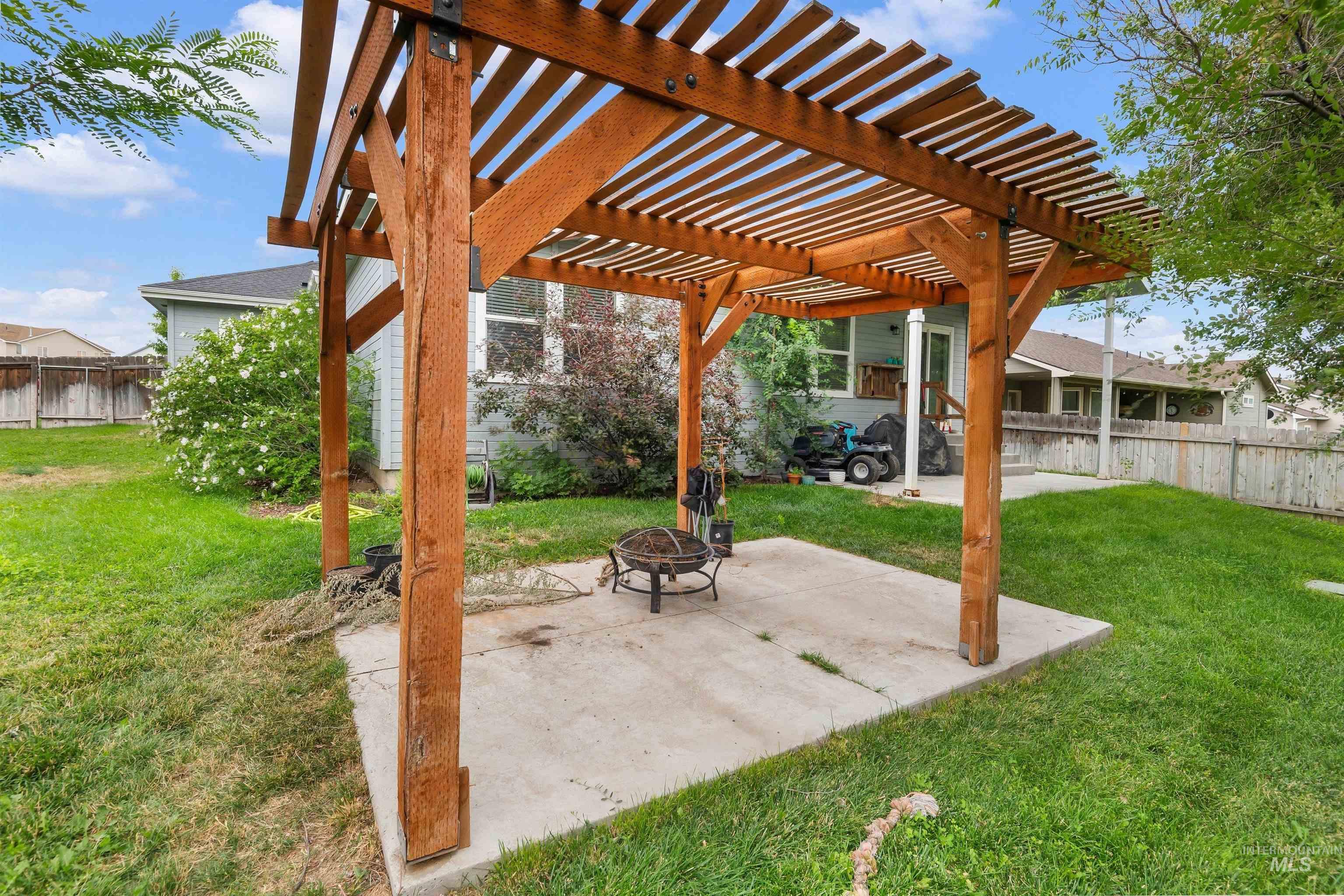 1567 NE Cinder Loop