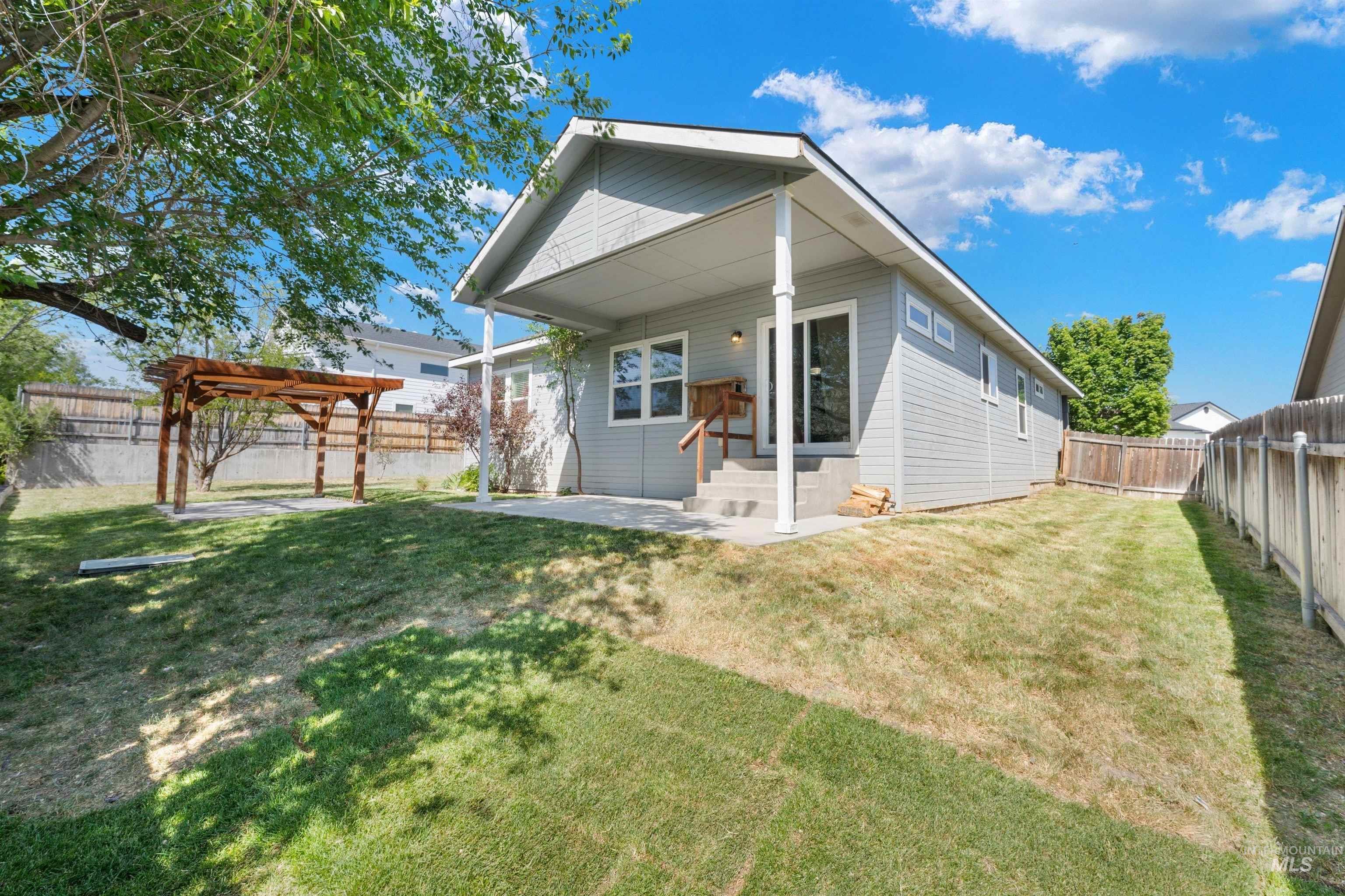 1567 NE Cinder Loop