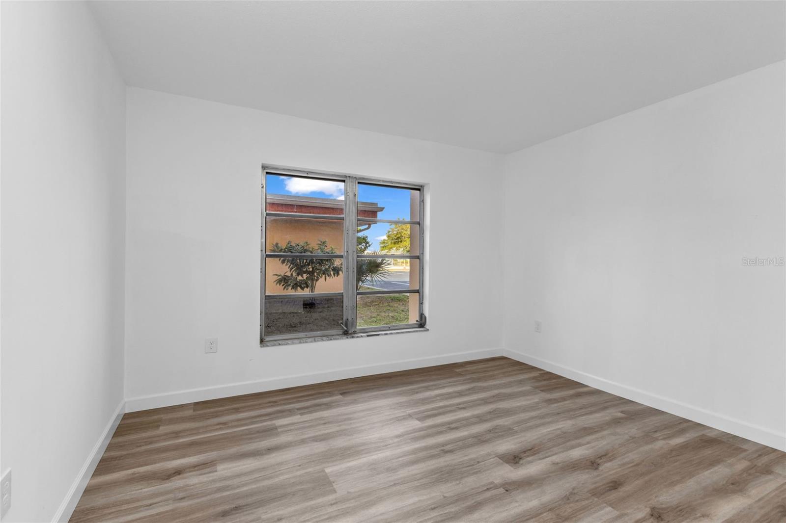 2290 AARON ST #109