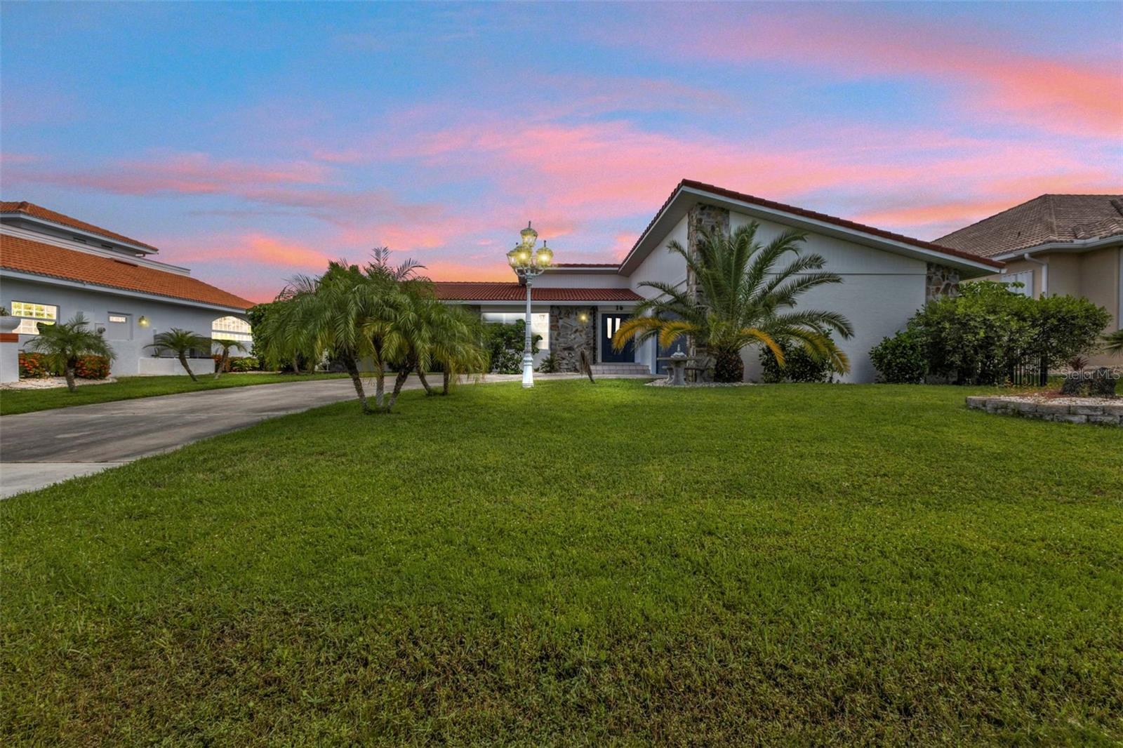 16 TROPICANA DR