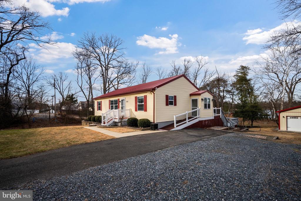 1572 ANNAPOLIS DRIVE