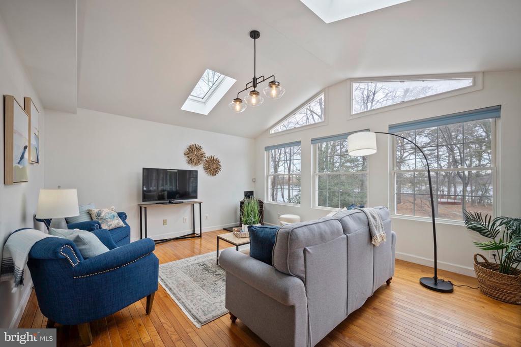 1572 ANNAPOLIS DRIVE