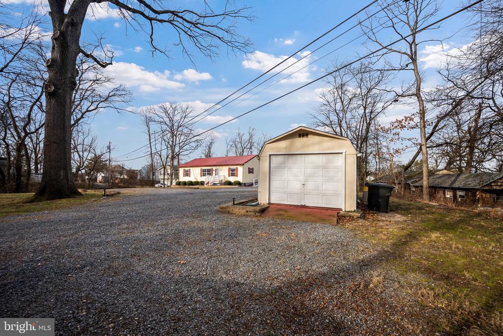 1572 ANNAPOLIS DRIVE