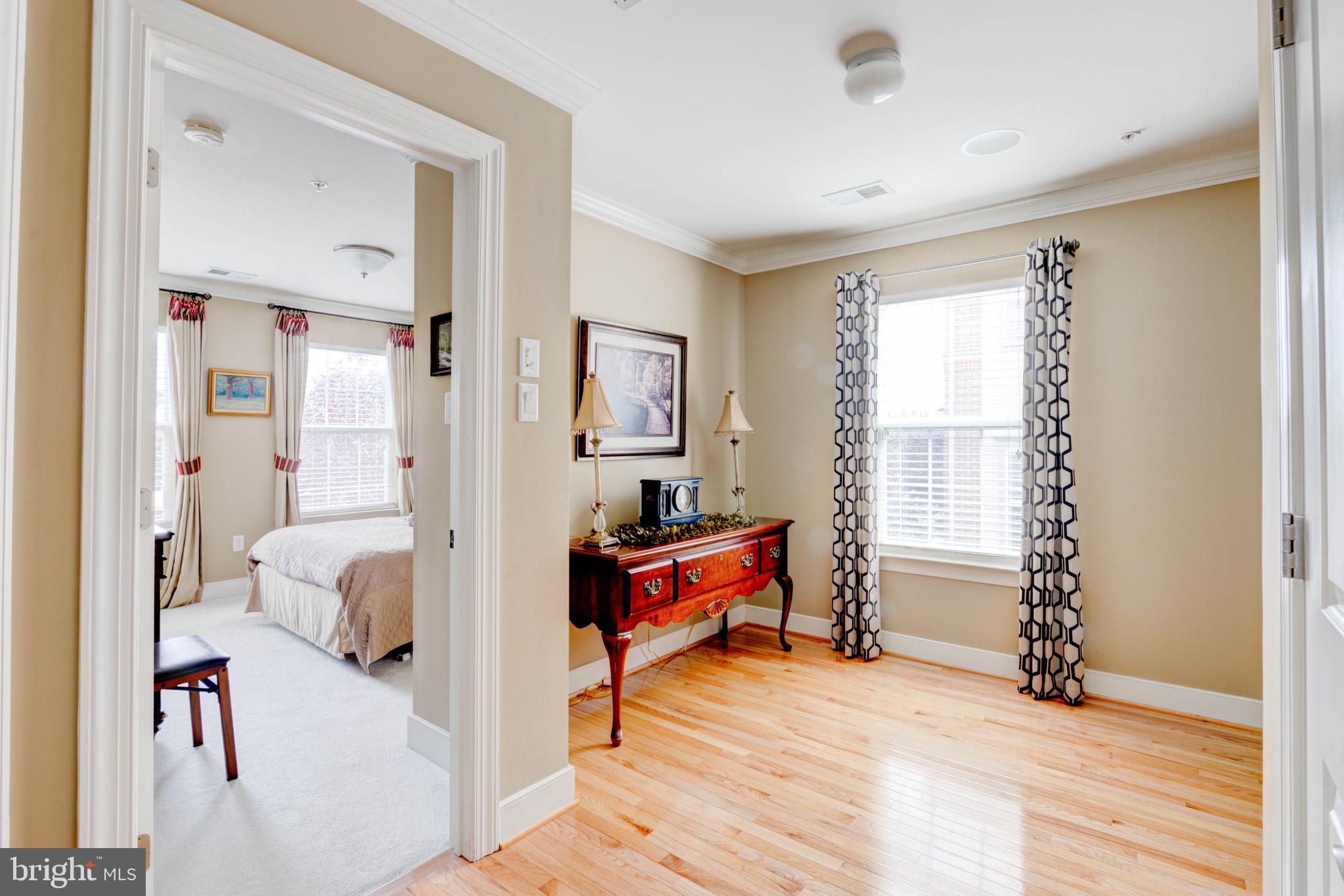 8601 Summer Waves Way