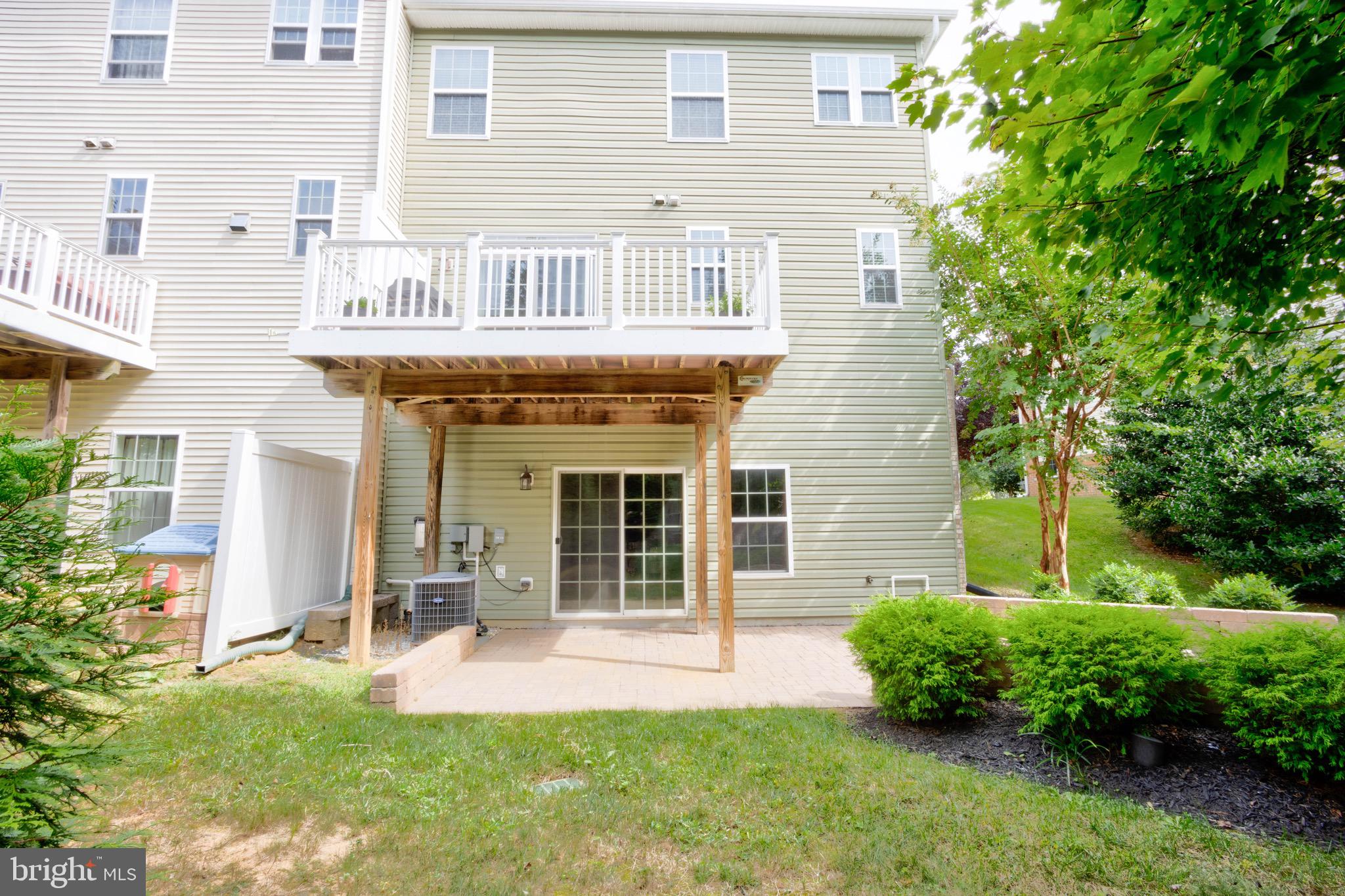 8601 Summer Waves Way