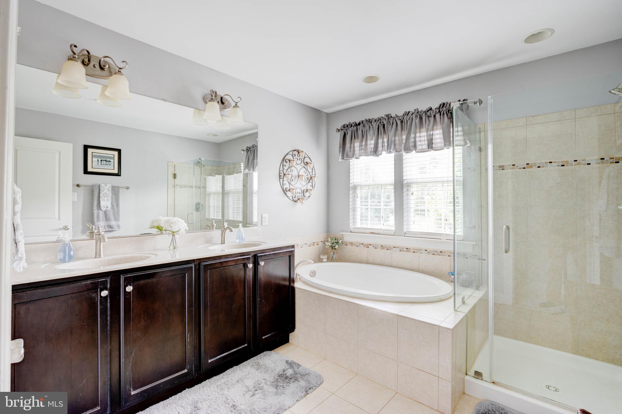 8601 Summer Waves Way
