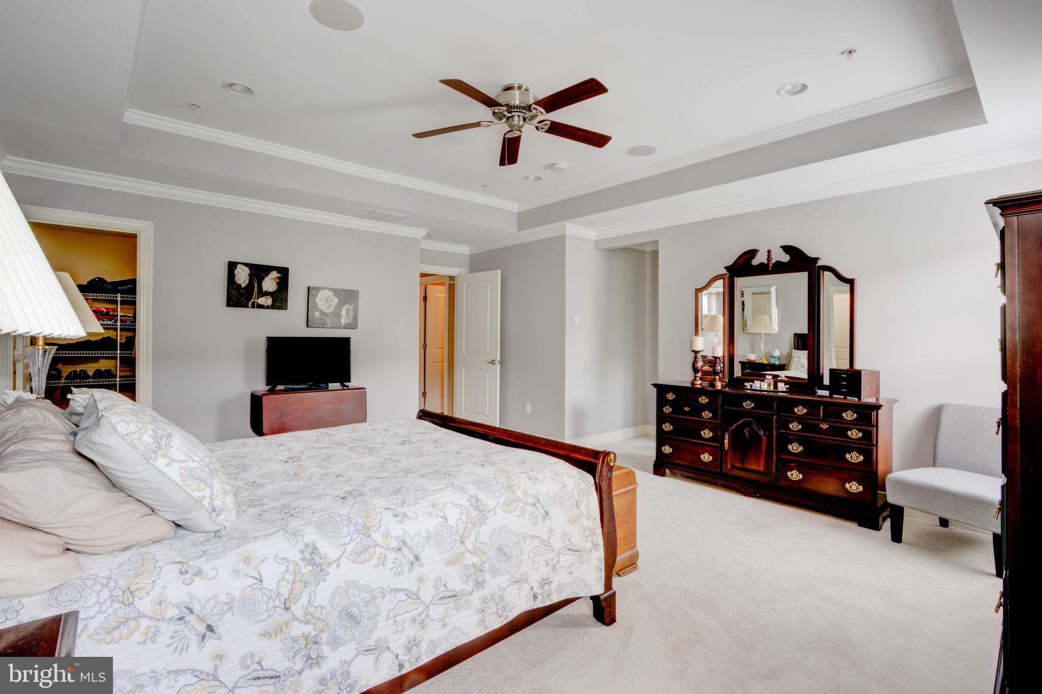 8601 Summer Waves Way